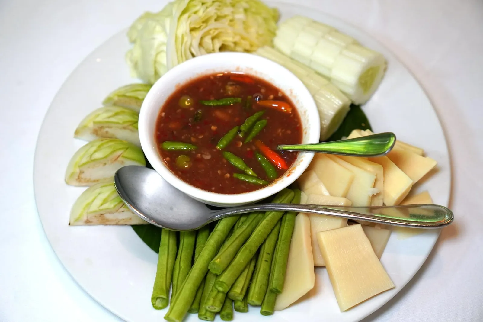 น้ำพริกกะปิ + ผักสด (180+) Shrimp paste chili dip with fresh vegetables วันนี้ทางร้านมีอาหารนอกเมนูเป็นน้ำพริกกะปิ ตัวกะปิถูกคัดมาอย่างดี มีกลิ่นหอม รสชาติครบทั้งเค็ม หวาน อุมามิ และที่สำคัญคือเผ็ดจัดจ้าน เสิร์ฟมากับผักสดหลายชนิด (13/20)