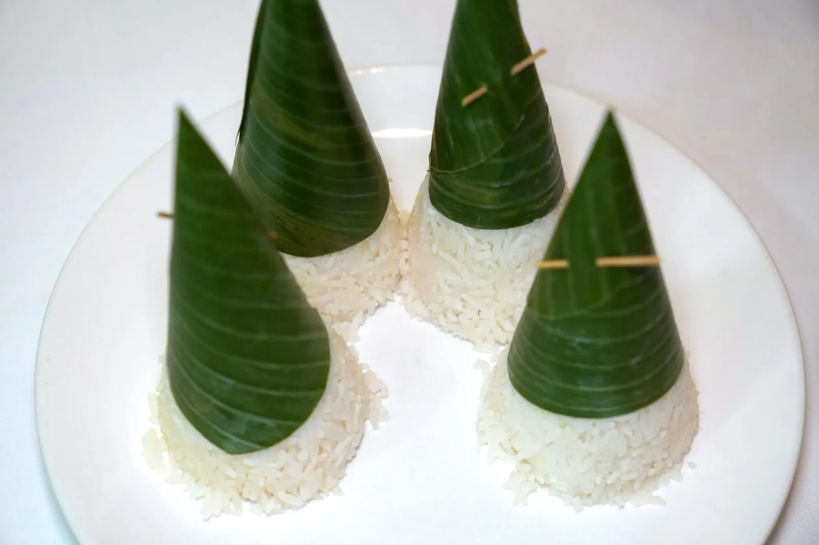 ข้าวสวย (40/p) Steamed rice สำหรับข้าวสวยที่นี่คิดราคาต่อหัว เติมได้เรื่อย ๆ ตลอดมื้อ ทางร้านห่อมาด้วยใบตองซึ่งนอกจากจะเพิ่มความสวยงามแล้วยังสามารถกักความร้อนของจ้าวเอาไว้ได้นานอีกด้วย