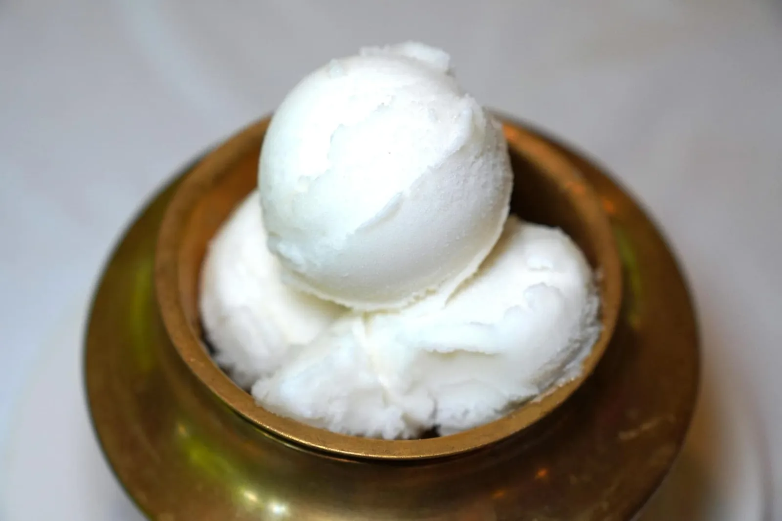 ไอศกรีมกะทิสด (100+) Coconut ice-cream น่าเสียดายที่วันนี้ไม่มีข้าวเหนียวมะม่วงอันเป็นของหวานขึ้นชื่อจึงได้ลองสั่งไอศกรีมมาชิมดูแทน รสชาติอยู่ในเกณฑ์มาตรฐาน เราอยากให้มีความหอมมันมากขึ้นกว่านี้อีกสักนิดอาจทำให้ลงตัวขึ้นอีกมาก (11/20)