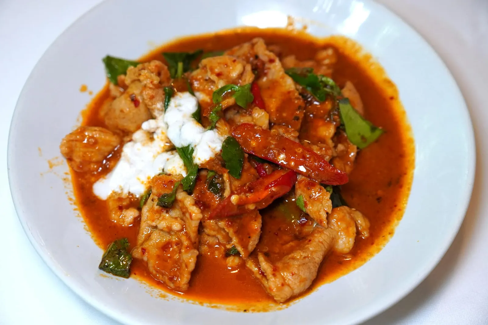พะแนงหมู (250+) Pork with red curry sauce ถัดมาเป็นแกงพะแนงทำมือ มีความหอม มัน ผัดกับเนื้อหมูจนรสชาติเข้มข้น รับประทานกับข้าวสวยร้อน ๆ เข้ากันดีเป็นที่สุด (13/20)