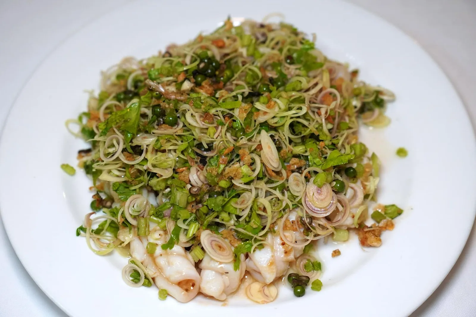 ปลาหมึกผัดขึ้นฉ่าย (280+) Fried squids with garlic and Chinese celery เป็นครั้งแรกที่เราได้ชิมเมนูปลาหมึกผัดขึ้นฉ่ายของร้านนี้ และก็ต้องแปลกใจเพราะเนื้อหมึกผัดมาสุกพอดี ไม่หดแม้แต่น้อย ผัดกับเครื่องสมุนไพรหลายชนิดใส่มาจนพูนจาน เคี้ยวไปจะได้ความกรอบของตะไคร้และพริกไทยดำตัดกันกับความเด้งและหนึบของเนื้อหมึก สุดยอดมาก ๆ (13/20)