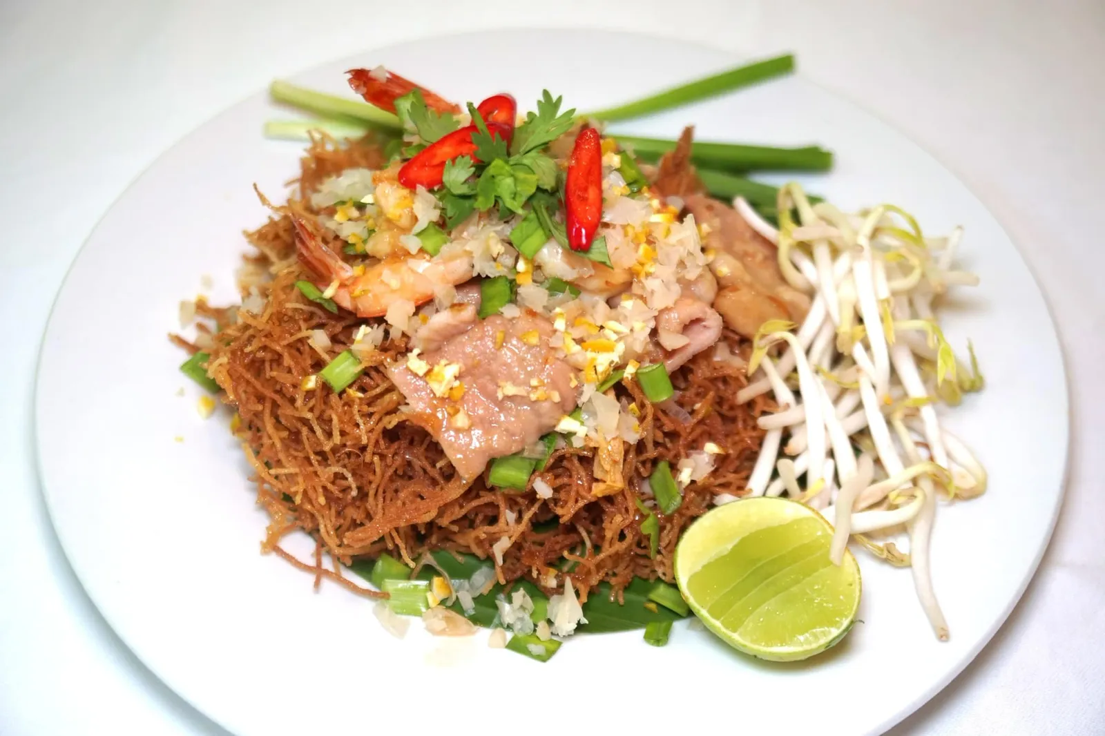 หมี่กรอบ (190+) Sweet crispy noodles with pork and shrimp เริ่มต้นมื้ออาหารด้วยหมี่กรอบสูตรชาววัง เส้นหมี่ที่นี่ทอดมาฟู กรอบ ไม่อมน้ำมัน ที่สำคัญเคี้ยวแล้วไม่ทิ่มปากและไม่ติดฟัน มีกลิ่นเฉพาะตัวจากส้มซ่าที่ไม่มากจนเกินไป น้ำซอสรสชาติเปรี้ยวหวาน กลมกล่อม เนื้อหมูและกุ้งด้านบนสุกเกินไปเล็กน้อย รสชาติโดยรวมจัดว่าอร่อยหาใครเทียบได้ยากและเป็นอีกหนึ่งจานที่เราสั่งทุกครั้งเมื่อมาทานที่นี่ (13/20)