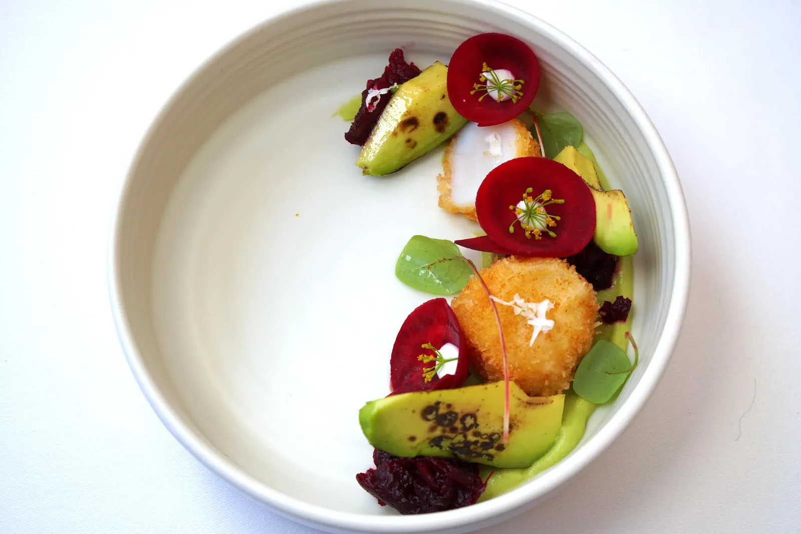 Scallop Beet | Horseradish | Avocado เริ่มต้นมื้ออาหารด้วยหอยเชลล์ชุบแป้งทอดจนผิวด้านนอกกรอบ เนื้อด้านในยังคงฉ่ำหวานเสิร์ฟมาคู่กับบีทรูทฝานบางมีเนื้อสัมผัสกรอบ หัวบีทรูทเป็นชิ้นให้รสหวานและกลิ่น Earthy เบา ๆ ยังมีอโวคาโด้ย่างช่วยเสริมความมันให้กับจาน (14/20)