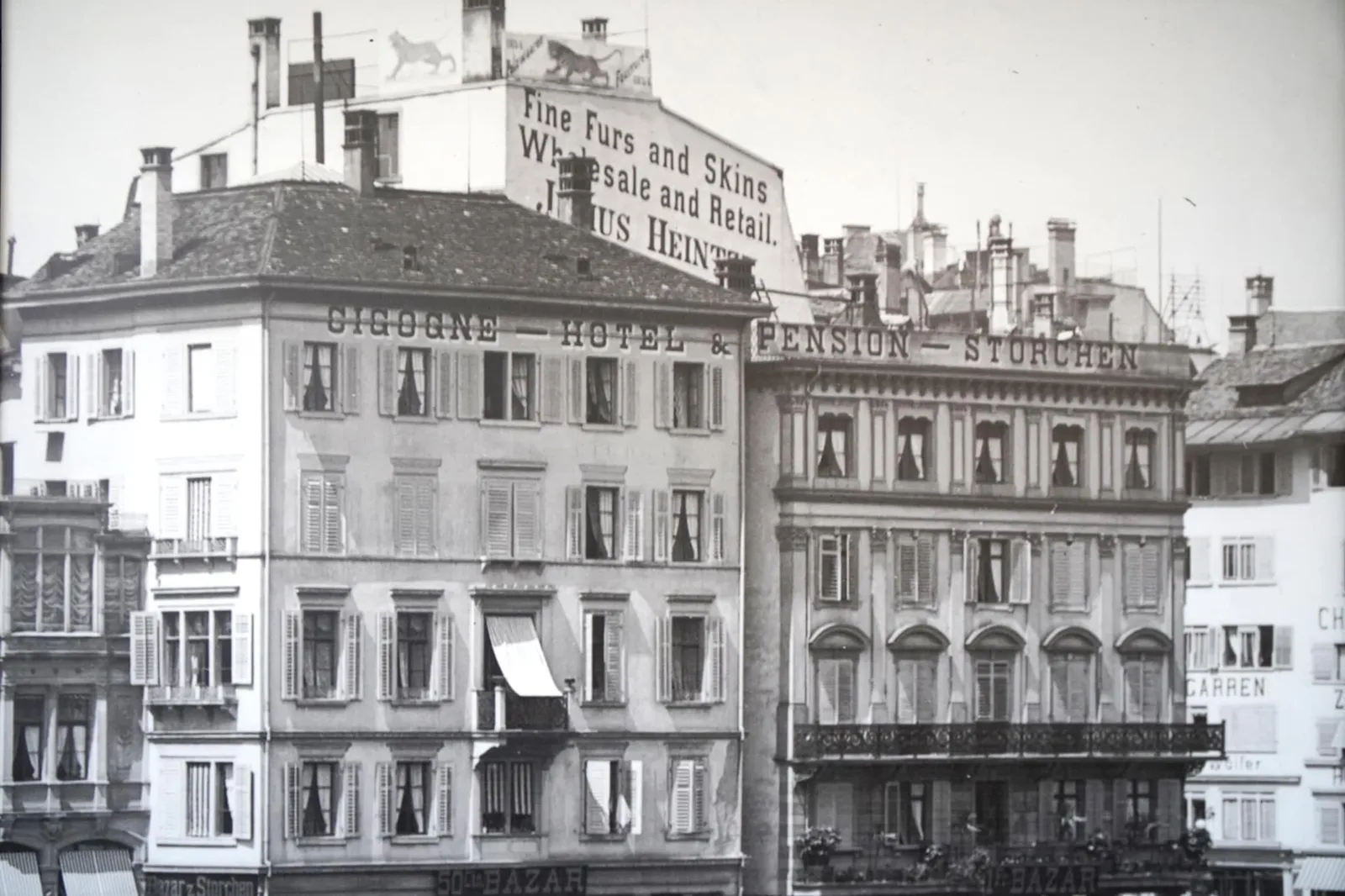ตัวโรงแรมปรากฎชื่อครั้งแรกในเอกสารภาษีของเมือง Zürich ในชื่อ Haus zum Storchen