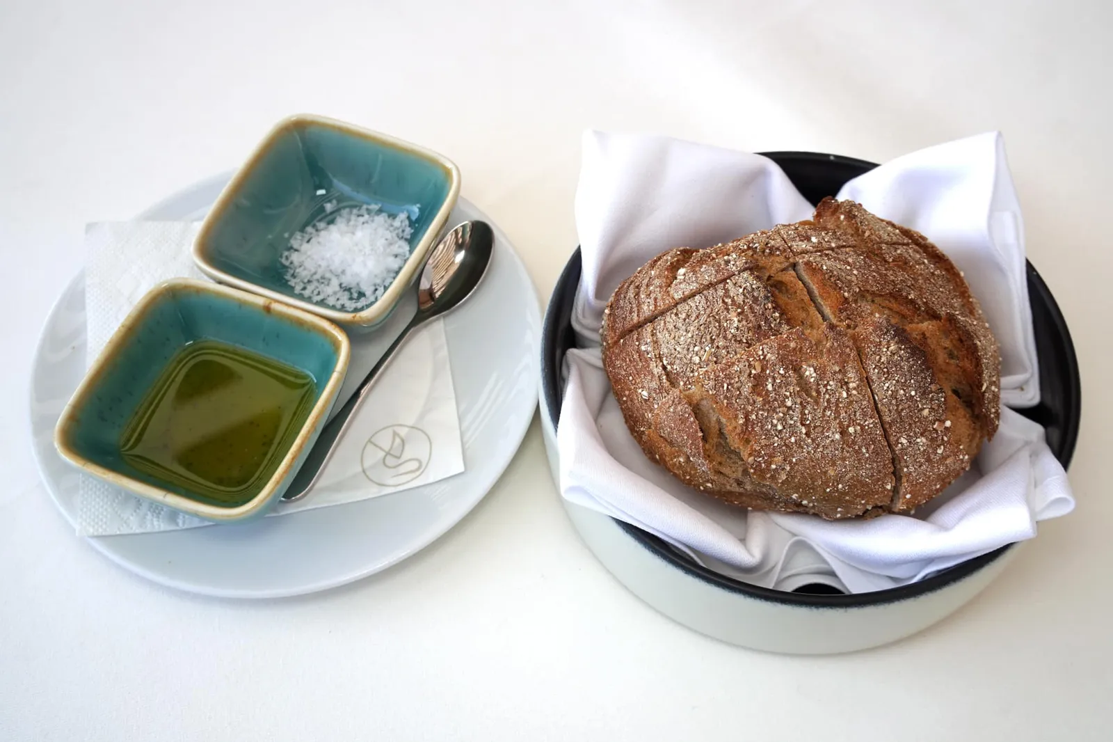 Sourdough with Sea Salt and Olive Oil สำหรับขนมปังเป็นซาวโดเสิร์ฟมากับเกลือทะเลและน้ำมันมะกอก