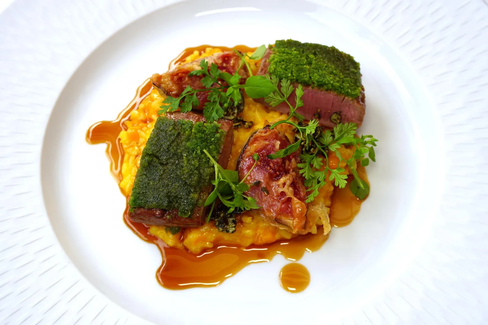 Irish Lamb Risotto from our farm Terreni alla Maggia | Pumpkin | Fig เมนคอร์สจานแรกคือเนื้อแกะจากปนะเทศไอร์แลนด์ ว่ากันตามตรงอาจเพราะราคาทำให้คุณภาพเนื้อแกะที่เลือกใช้ยังไม่ดีที่สุดแต่ด้วยฝีมือของเชฟทำให้ย่างออกมาสุกพอดี ด้านบนเป็น Herb Crust เสิร์ฟให้รับประทานกับข้าวรีซอตโต้จากฟาร์มของทางโรงแรม Terra alla Maggia ซึ่งตั้งอยู่ที่เมือง Ascona ทางตอนใต้ของประเทศสวิสเซอร์แลนด์ไม่ไกลกันจากพรมแดนประเทศอิตาลี เนื้อสัมผัสของข้าวในวันนี้มีความนุ่มเล็กน้อยเทียบกับที่เสิร์ฟกันปกติในอิตาลี ทั้งยังมีรสหวานจากฟักทองและมะเดื่อฝรั่งทอดที่เสิร์ฟมาคู่กัน (14/20)