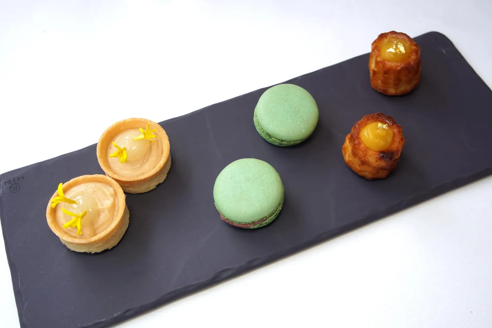 Petit Four Canelé | Macaron | Tartlette ปิดท้ายมื้ออาหารด้วยเปอตี โฟว์ 3 อย่างคือขนมคาเนเล่ที่ด้านในสอดไส้คาลามานซี่รสเปรี้ยว มาการองสตรอว์เบอร์รี่แบะมะพร้าว และทาร์ตชิ้นจิ๋วตรงกลาง กล้วยและคาราเมล (13/20)