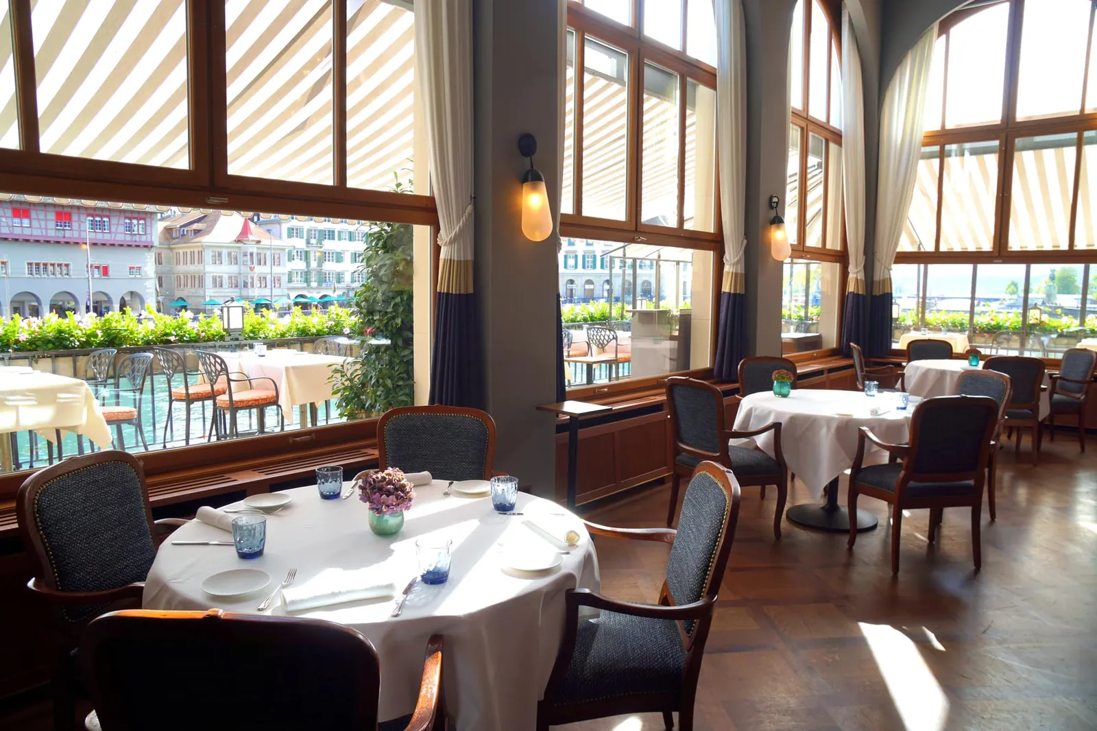 Hotel Storchen Zürich เป็นหนึ่งในโรงแรมที่เก่าแก่ที่สุดในประเทศสวิสเซอร์แลนด์โดยเปิดทำการมาตั้งแต่ปี ค.ศ. 1357 หรือประมาณ 664 ปีก่อน