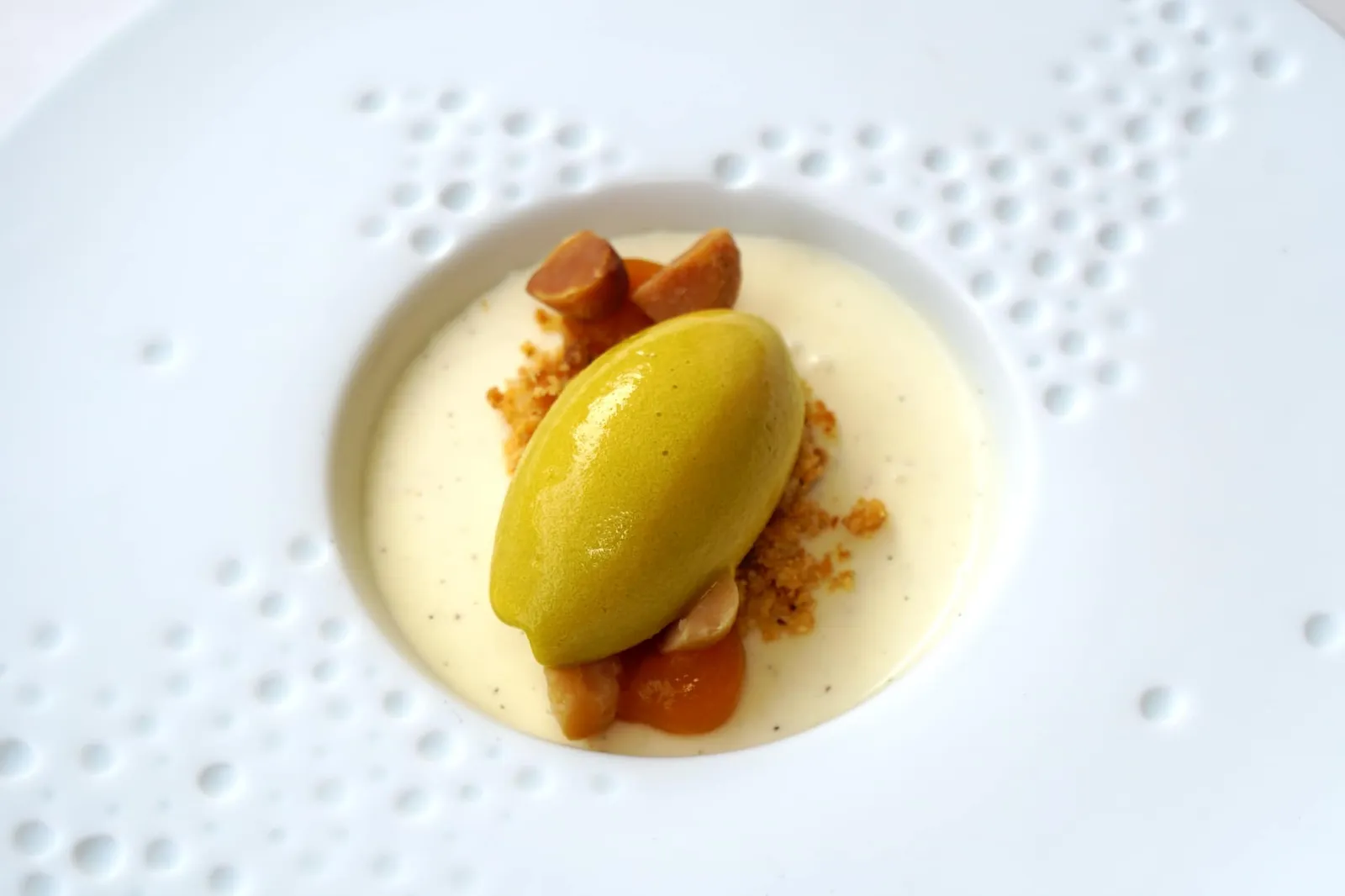 Buttermilk Passionfruit | Macadamia | Basil อีกจานคือบัตเตอร์มิลค์ เสิร์ฟมาคู่กับถั่วแมคาเดเมียและครัมเบิ้ลกรอบ ด้านบนคือไอศกรีมเสาวรสรสเปรี้ยวทั้งยังมีกลิ่นของใบเบซิลเบา ๆ อร่อยมาก ๆ (15/20)