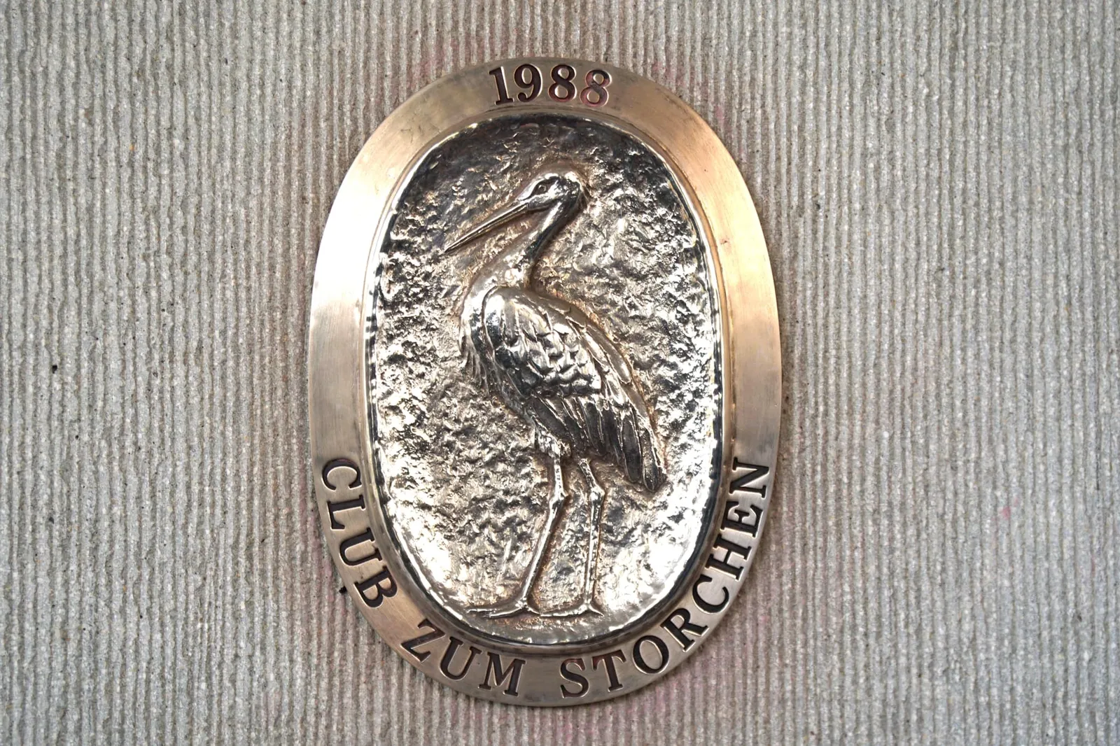 สำหรับชื่อ Storchen ได้มาจากคำว่า Störche หรือ Stork ซึ่งแปลว่านกกระสาสังเกตได้จากตราสัญลักษณ์ของทางโรงแรมรวมไปถึงรูปปั้นขนาดใหญ่ที่ตั้งตระหง่านอยู่ฝั่งแม่น้ำ Limmat นั่นเอง