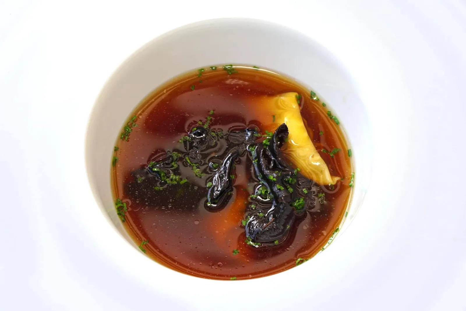 Forest Mushroom Essence Wild boar | Swabian raviolis | Autumn trumpets ถัดมาคือซุปเห็ดรสชาติเข้มข้น เค็ม หวาน เเซมด้วยรสเปรี้ยวกลมกล่อมสุด ๆ ด้านล่างเป็นราวิโอลีสไตล์สวาเบียนซึ่งเป็นภูมิภาคทางตอนใต้ของประเทศเยอรมนีมีลักษณะเป็นแผ่นแป้งนุ่ม ๆ หระกบกัน ด้านในสอดไส้เนื้อหมูป่านุ่ ละมุนจนแทบละลายในปาก เพิ่มมิติทางเนื้อสัมผัสด้วยเห็ดหูหนูป่าใส่มาด้านบน อร่อยจนต้องยกซดหมดถ้วย (15/20)