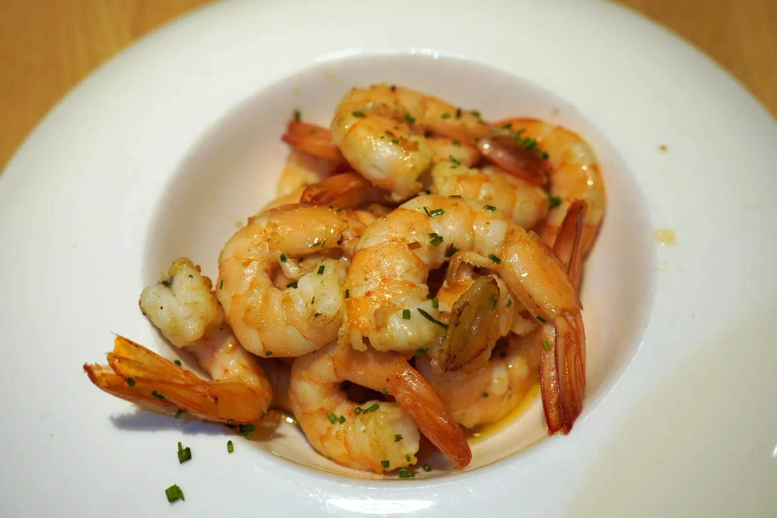 Garlic Prawns (9.9 EUR) เมนูคลาสสิคประจำห้องอาหารสเปนอย่างกุ้งสด ผัดมาในน้ำมันมักอกและกระเทียม เนื้อกุ้งเฟิร์ม แน่น หอมกลิ่นกระเทียม คลาสสิคและอร่อยมาก ๆ (12/20)