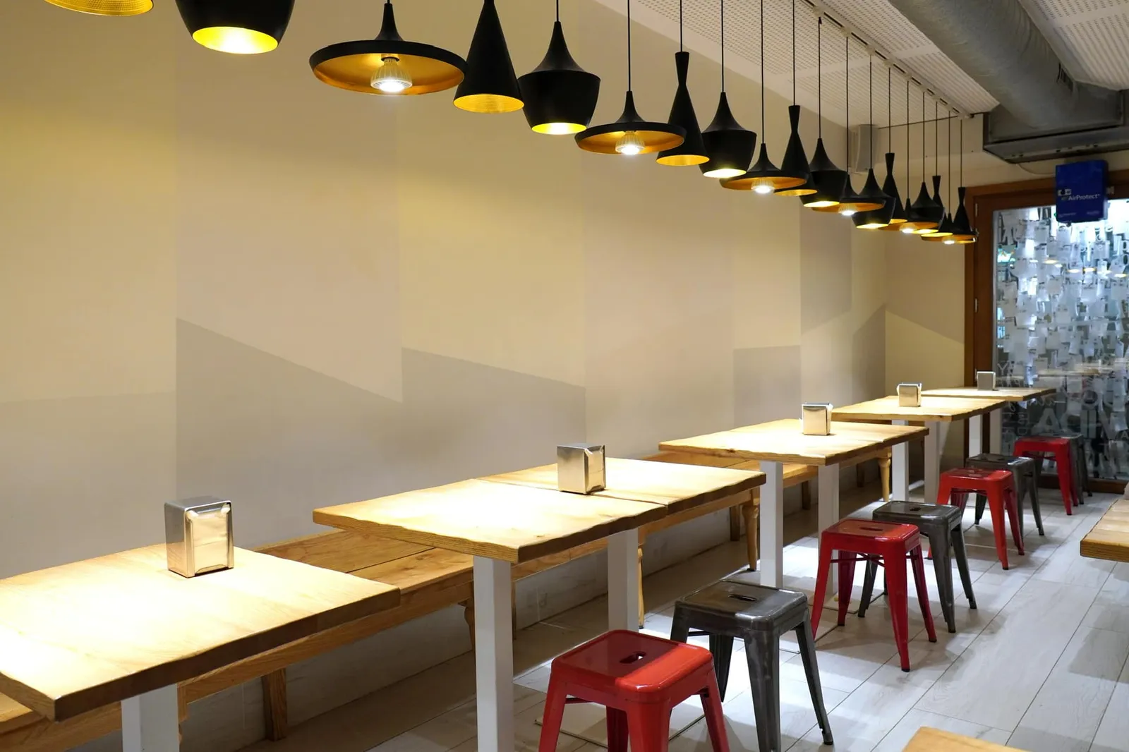 ตัวร้านมีจุดเด่นคือการผสมผสาน Pintxos Bar แบบดั้งเดิมเข้ากับอาหารยุคใหม่ได้อย่างลงตัว