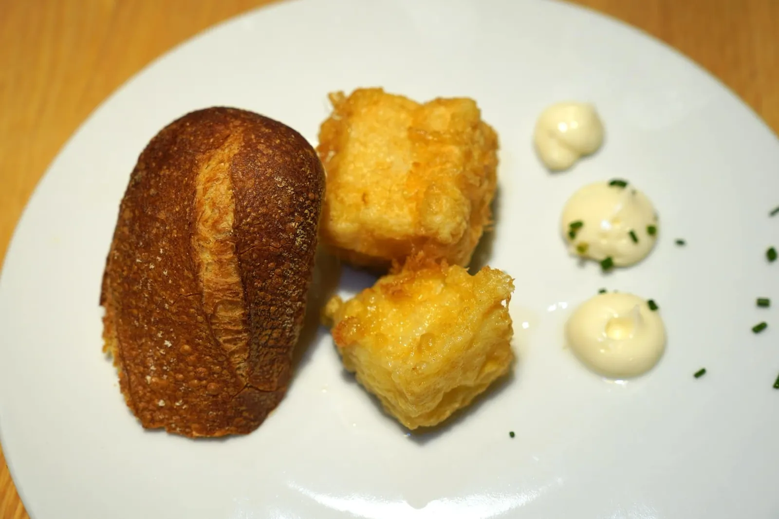Codfish in Batter (2.9 EUR) มาที่นี่เราขอแนะนำให้ลองสั่ง Pnntxos หรืออาหารจานเดียวเล็ก ๆ เพราะราคาดูจะคุ้มค่ากว่ามาก ในจานคือเนื้อปลาค็อดชุบแป้งทอด เนื้อปลานุ่มในขณะที่แป้งด้านนอกฟูกรอบ สุกกำลังดี ข้างกันคือซอสมาโบและขนมปังกรอบนั่นเอง (13/20)