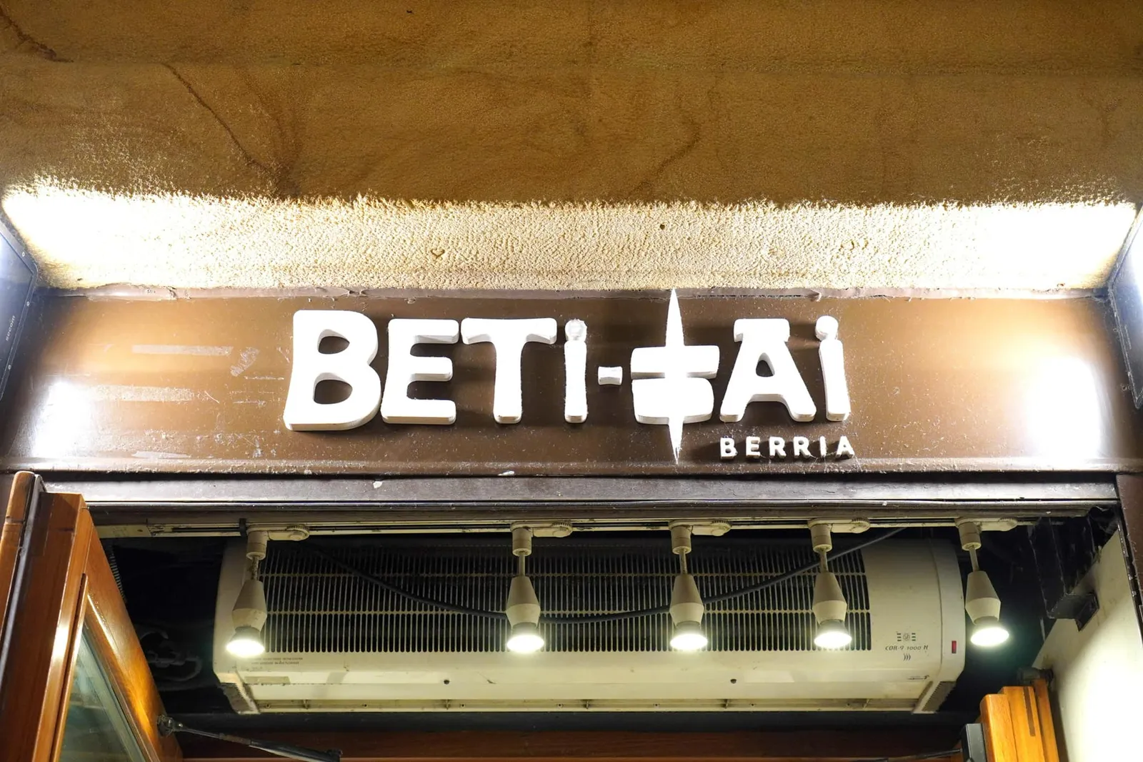 โดยรวมแล้ว Beti-Jai Berria ถือเป็นร้านอาหารชั้นดีที่ตั้งอยู่ในย่านคนเดินของเมือง Donostia-San Sebastian ทั้งยังเปิดทั้งช่วงกลางวันไปจนถึงดึกทำให้คอไวน์สามารถนั่งดื่มได้เรื่อย ๆ ที่สำคัญราคาที่ตั้งไว้เข้าถึงง่าย ถือเป็นอีกหนึ่งร้านที่เราขอปักหมุดให้แวะมาชิมกัน