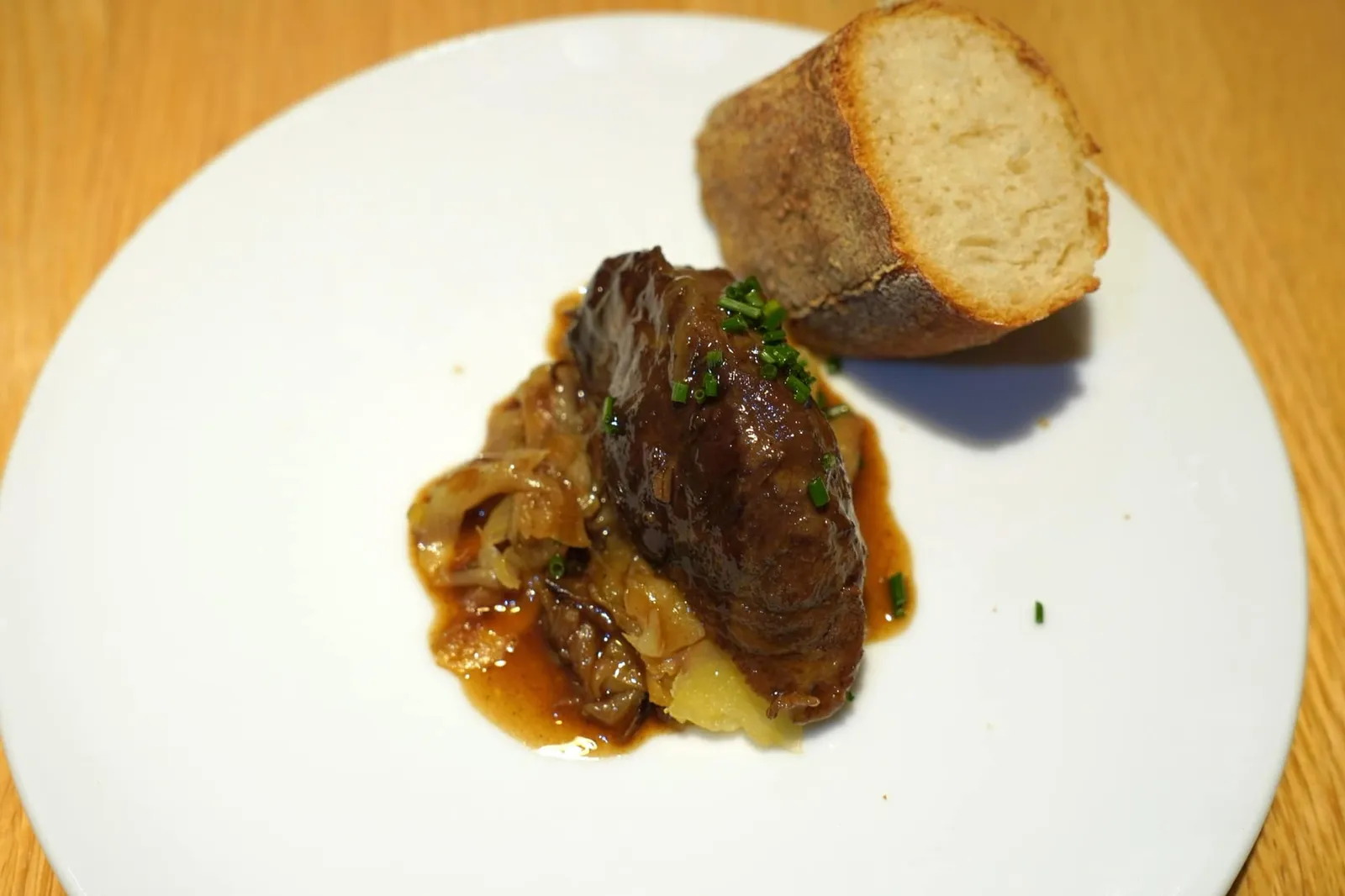 Iberian Pork Cheekpiece (3.9 EUR) เนื้อส่วนแก้มของหมูดำอิเบอริโก้ มีความเฟิร์มกำลังดี ไม่แข็ง เคี้ยวไปจะมีไขมันแทรก มีกลิ่นคล้ายถั่วนิด ๆ เทียบกับราคาที่ตั้งเอาไว้ถือว่าคุ่มค่ามาก ๆ (13/20)