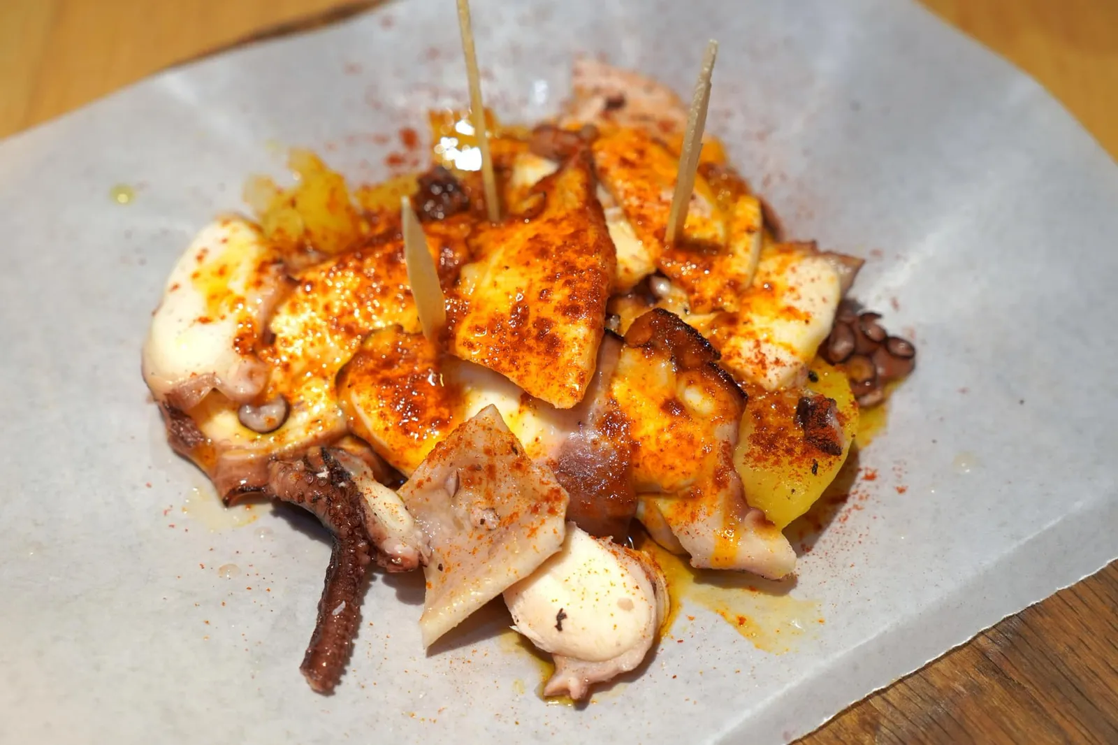 Galician Style Octopus (12.5 EUR) Pulpo al Ajillo หรือหนวดหมึกยักษ์เนื้อนุ่มหนึบเสิร์ฟในสไตล์กาลิเซียนคือมีน้ำมันมะกอก ด้านบนโรยด้วยผงปาปริก้าหอม ๆ (12/20)
