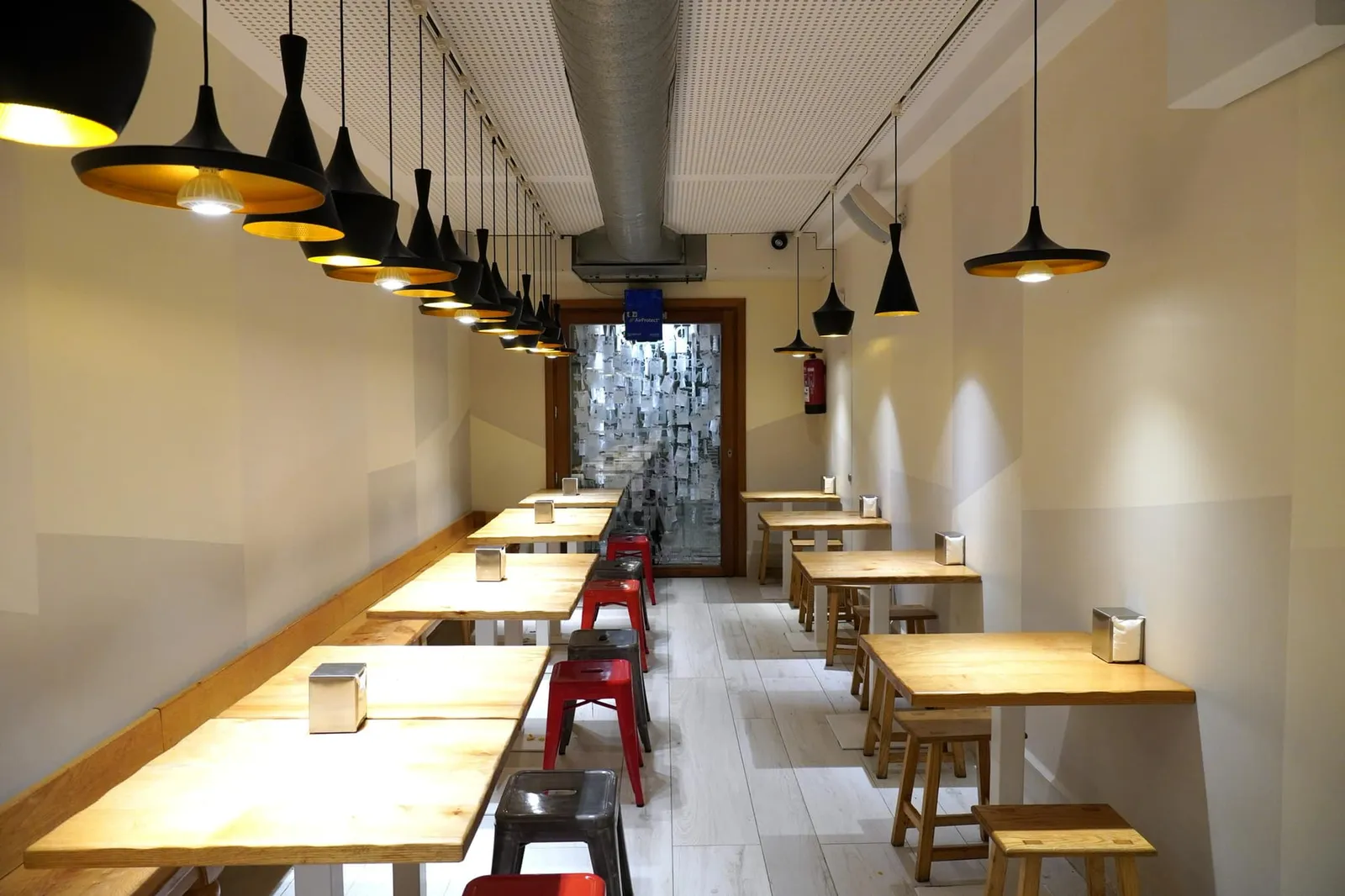 ตัวร้านถูกแบ่งออกเป็น 2 ส่วนเริ่มจากส่วนที่ติดกับถนนจัดเสิร์ฟเมนู Pintxos อันหลากหลาย มีบรรยากาศเรียบง่าย สบาย ๆ ในขณะที่ใครที่กรอกแบบฟอร์มจองล่วงหน้าผ่านทางเวปไซต์อาจจะได้ลงไปนั่งบริเวณชั้นใต้ดินซึ่งนำเสนออาหารเชิงนวัตกรรมทั้งยังมีความเป็นส่วนตัวมากกว่าเดิมอีกด้วย