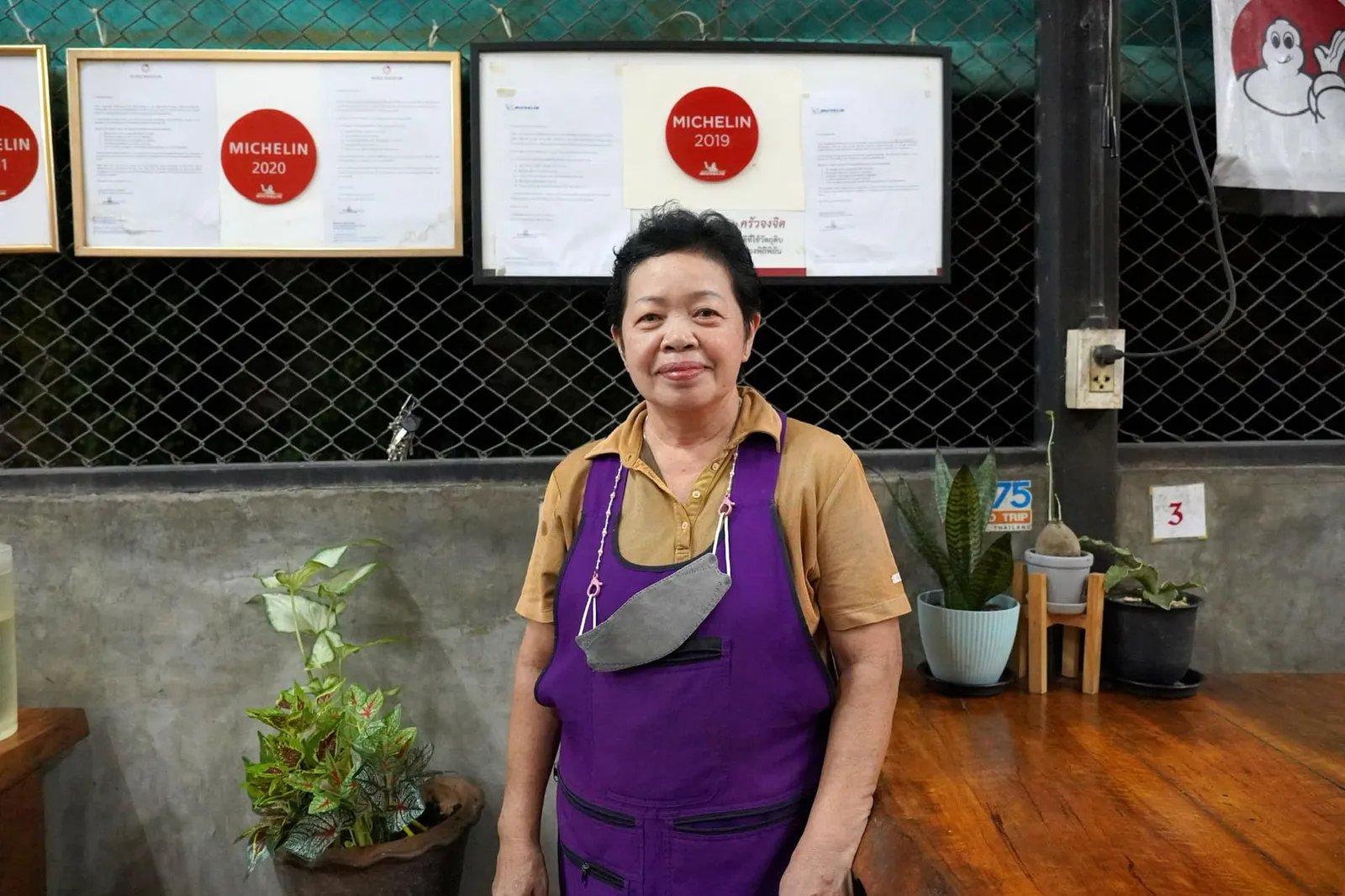 อาหารที่นี่ควบคุมโดยคุณป้านงนุช จงจิต และลูกสาว ด้วยวัตถุดิบคุณภาพที่รับมาสด ๆ ใหม่ ๆ ทุกวันรับประกันได้ถึงรสชาติที่ดีงามกว่าร้านอาหารตามสั่งทั่วไป