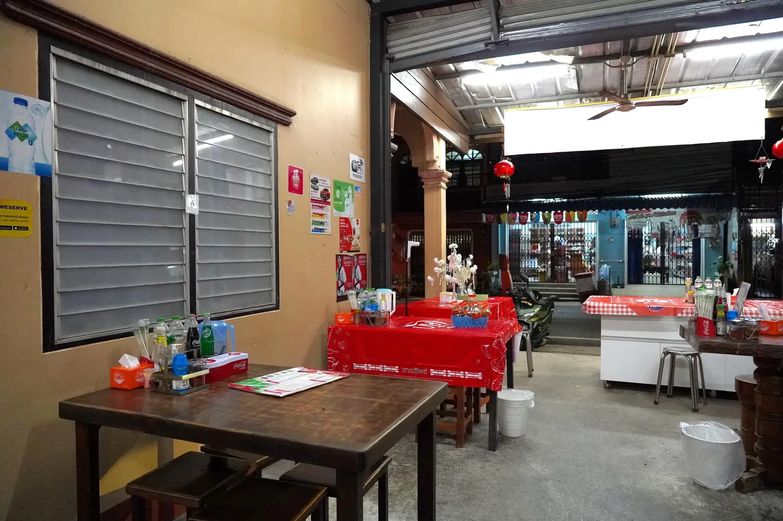 ห้ามพลาดเอี่ยมต้อซึ่งเป็นเมนูแนะนำของร้านได้จากการคัดหมูส่วนสะโพกมาแบบติดหนังและมีมันแทรกอยู่มากมาคั่วกับเกลือ แอบกระซิบว่าใครอยากชิมต้องมาตั้งแต่ช่วงร้านเปิดในตอนเช้าหรือโทรมาจองก่อนเพราะหมูตัวหนึ่งจะมีส่วนนี้อยู่น้อยมากทำให้ทางร้านสั่งมาได้ไม่เคยพอต่อความต้องการของลูกค้าในแต่ละวัน ต่อมาคือปลาทอดเครื่องที่ได้จากการนำปลามงสด ๆ ที่แล่มาเป็นฟิเลท์ไปทอดกับเครื่องแกงรสเด็ด นอกจากนี้อาหารตามสั่งทั่วไปรวมไปถึงผัดหมี่ฮกเกี้ยนสไตล์ภูเก็ตก็เป็นเมนรูที่น่าลิ้มลอง ราคาอาหารถือว่าไม่แพง หากใครที่ผ่านมาในย่านนี้ขอบอกเลยว่าควรค่าแก่การแวะมาชิม