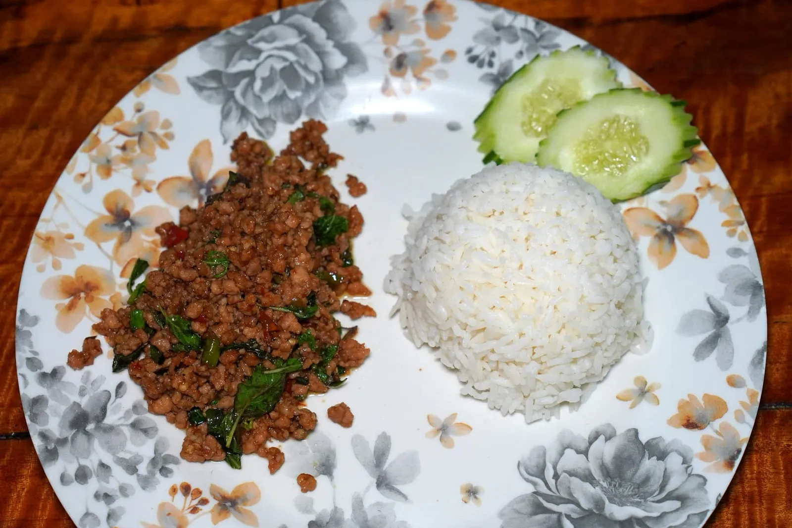 ผัดกระเพราหมูราดข้าว (50) ด้วยความที่เป็นร้านอาหารริมทางทำให้ทางร้านก็มีเมนูบ้าน ๆ อย่างผัดฃกระเพราให้สั่งกันด้วย แน่นอนว่ารสชาติดีงามกว่าร้านริมทางทั่วไป เนื้อหมูสุกพอดี ผัดกับซอสจนเข้าเนื้อ (11/20)