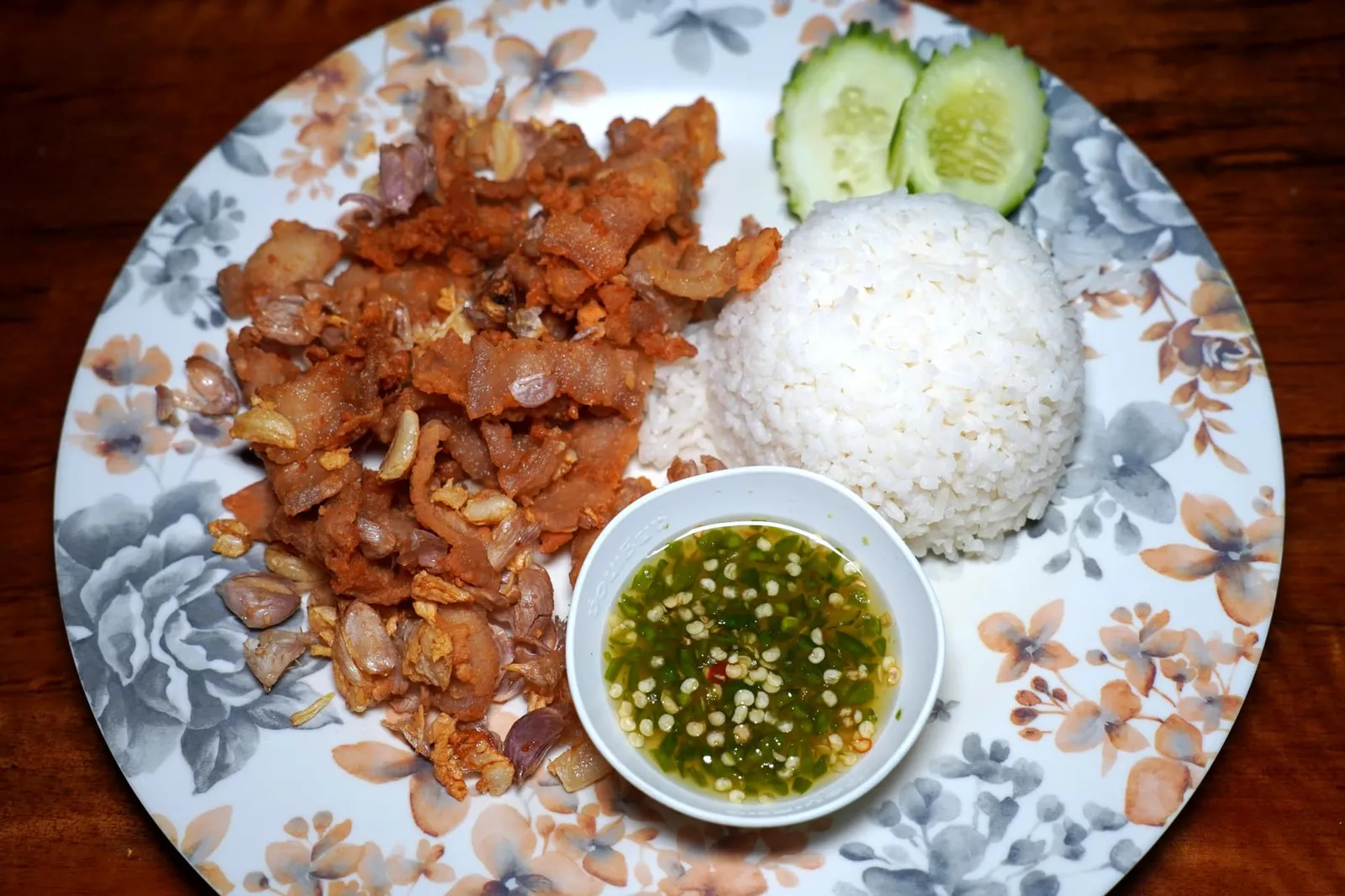 หมูทอดกระเทียมราดข้าว (50) ข้าวหมูทอดกระเทียมแม้จะเป็นเมนูง่าย ๆ แต่ที่นี่ทำออกมาได้ดี เนื้อหมูทอดออกมาได้กรอบ ไม่อมน้ำมันแม้แต่น้อย ทั้งยังมีกลื่นหอมกระเทียมชัดเจน (12/20)