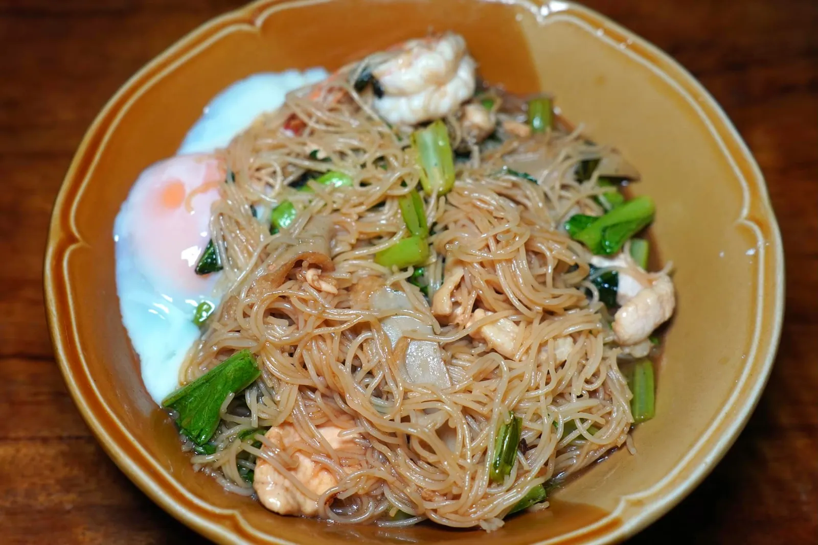 หมี่หุ้นผัดใส่ไข่ (60) อีกหนึ่งเมนูเด็ดคือหมี่ฮกเกี้ยน แต่ด้วยความที่วันนี้เส้นหมดทางเราจึงสั่งเส้นหมี่หุ้นมาชิมแทน รสชาติจัดว่าดีกว่ามาตรฐานร้านทั่วไป หอยติบก็ไม่คาว หากเพิ่มความเข้มข้นของซอสที่ผัดได้อีกสักนิดน่าจะทำให้จานนี้สมบูรณ์ขึ้นอีกมาก (11/20)
