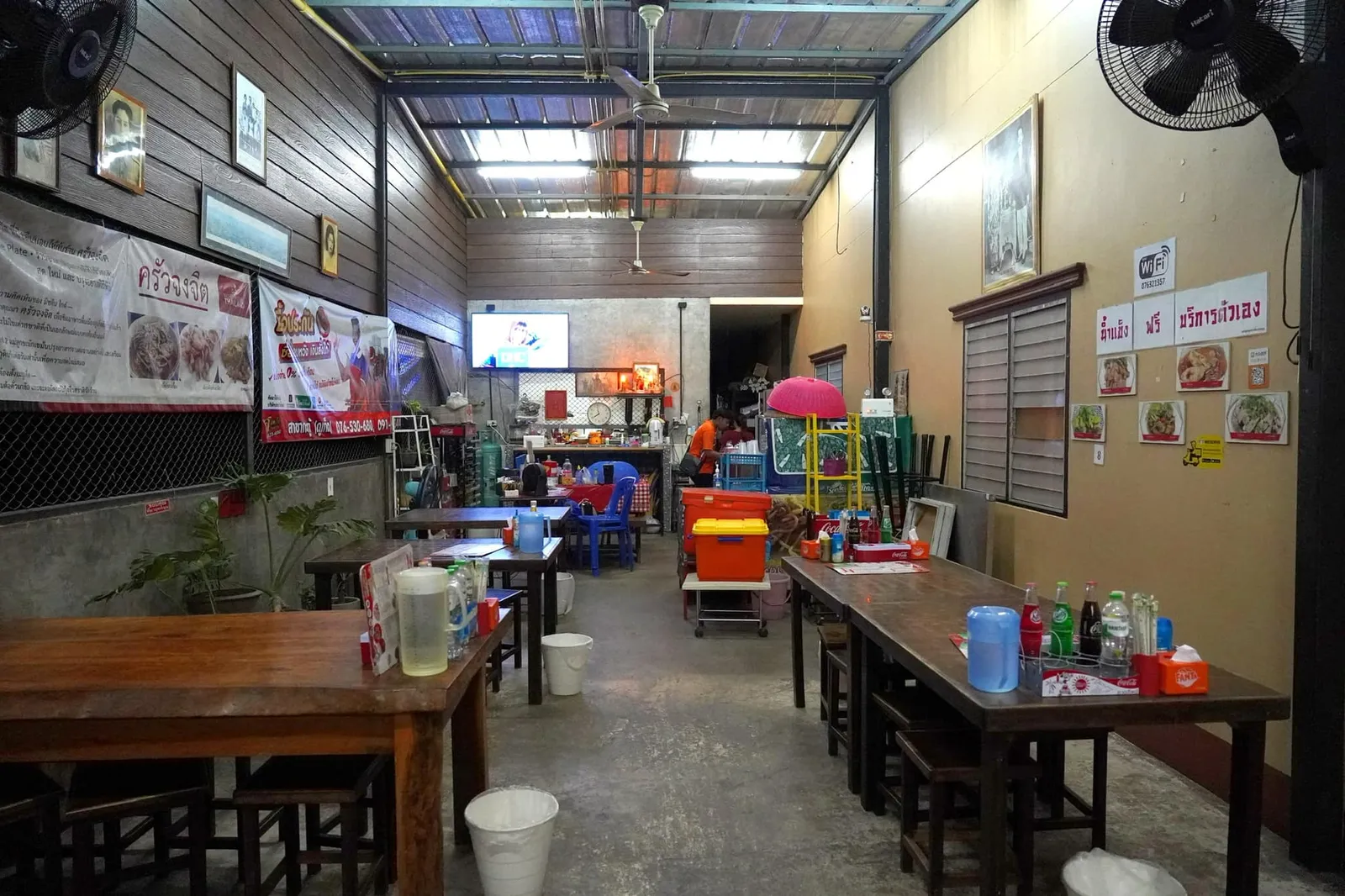 ครัวจงจิตตั้งอยู่ไม่ไกลจากศาลเจ้ากะทู้ห่างออกมาราว ๆ 100 เมตร เพื่อน ๆ สามารถจอดรถในศาลเจ้าแล้วเดินถ่ายรูปกับ Street Art ในย่านนี้ก่อนถึงร้าน ภายในจัดออกมาได้เรียบง่าย เพดานสูงโปร่ง ไม่อึดอัดตา ทั้งพื้นที่โดยรอบยังมีความสะอาดสอ้าน ด้านหลังเป็นส่วนของครัวซึ่งจัดว่ากว้างขวางสำหรับร้านระดับนี้