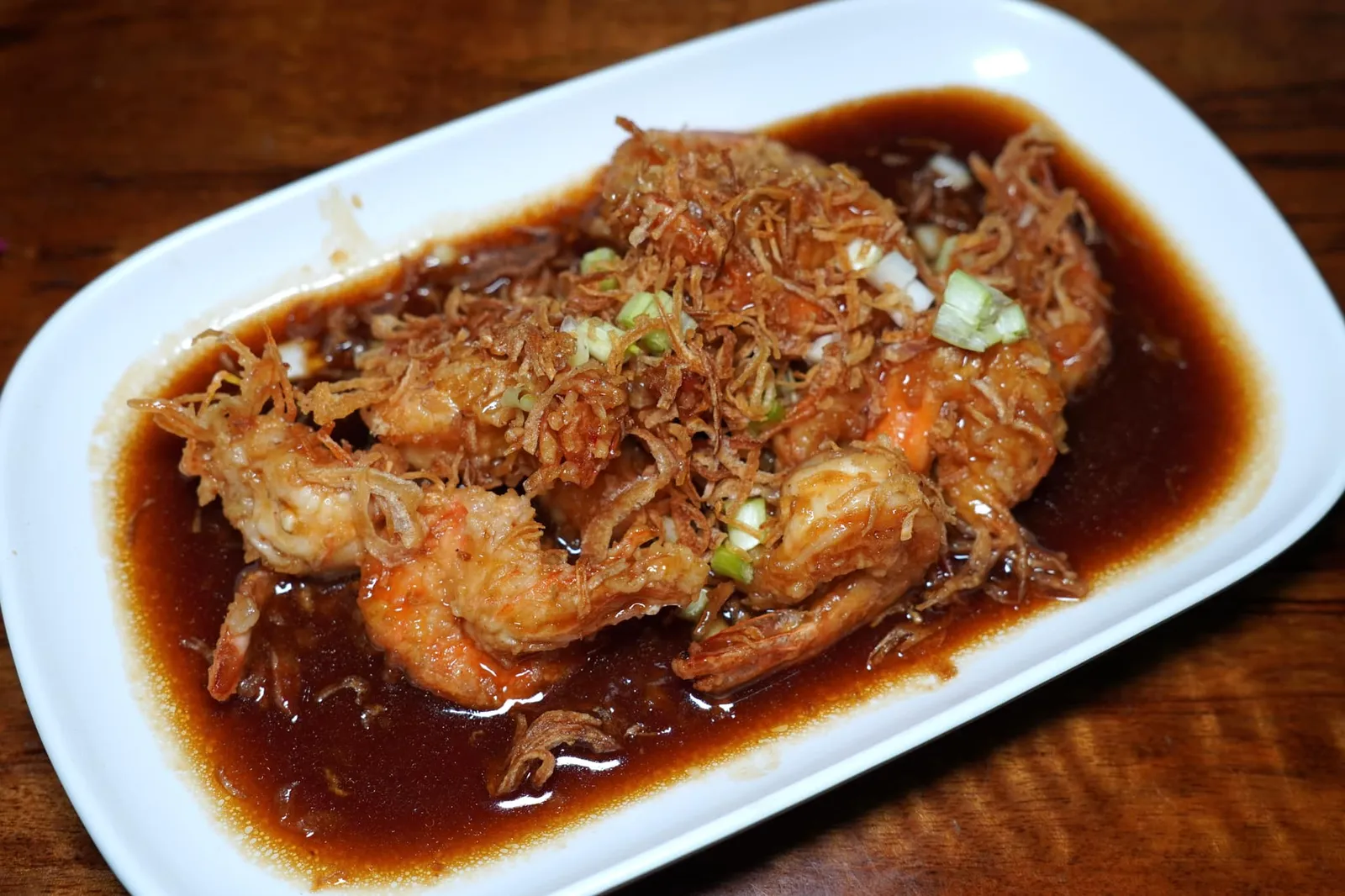 กุ้งทอดซอสมะขาม (150) กุ้งสด ๆ ทอดจนผิวกรอบ เนื้อสัมผัสอาจสุกเกินไปเล็กน้อยแต่ไม่ถึงกับเหนียว ราดด้วยซอสมะขามรสชาติเปรี้ยวหวาน (11/20)