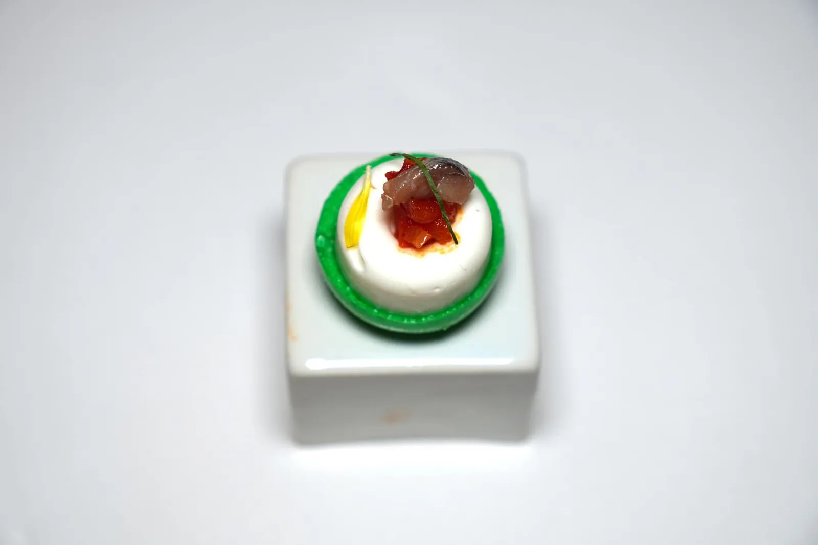 Amuse-bouche Celery Macaron รสชาติเค็มกลมกล่อมละลายในปาก ด้านในบรรจุ Goat Cheese Mousse ให้ความฝาดเสริมด้วยความฉ่ำของ Tomato Chutney และความเค็มของ Anchovy และ Wild Celery ท็อปอยู่ด้านบน (16/20)