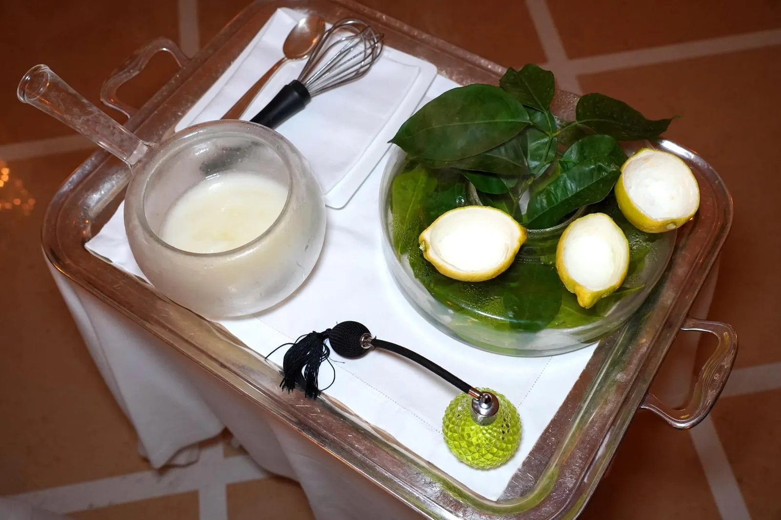 Sorrento lemon Fantastique Lemon, yogurt, almond and lemon balm 2018 สำหรับเมนูอาหารหวานเป็นจานที่เชฟ Antonino Montefusco ตั้งใจนำเสนอวัตถุดิบอย่าง Sorrento Lemon (17/20)