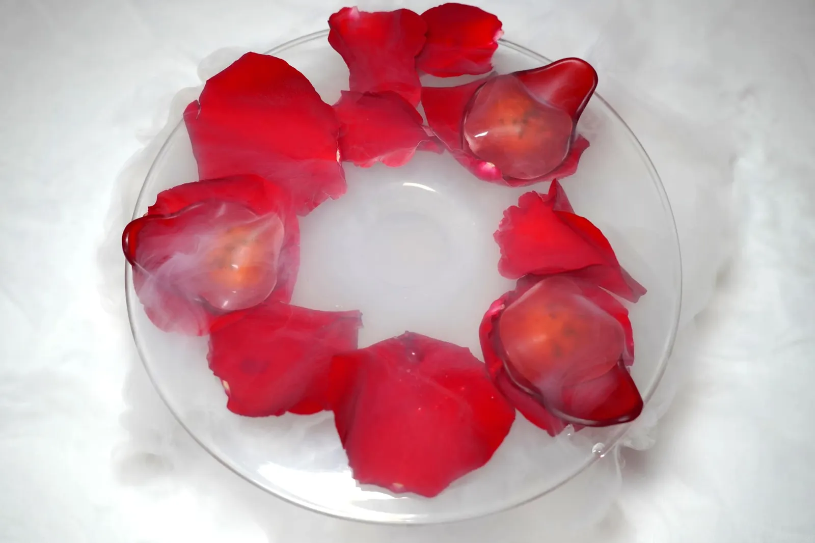 Amuse-bouche Rose Petals หรือกลีบด้านกุหลาบ ด้านในบรรจุ Mackerel Mousse ด้านบนท็อปด้วย Raspberry Jelly และ Rose Water เสริมอโรมาของกุหลาบให้ชัดเจนมากขึ้น แม้ฟังดูแต่ละวัตถุดิบแล้วไม่น่าเข้ากันได้แต่เชฟกลับผสมผสานกลิ่นและรสชาติออกมาได้อย่างลงตัว (16/20)