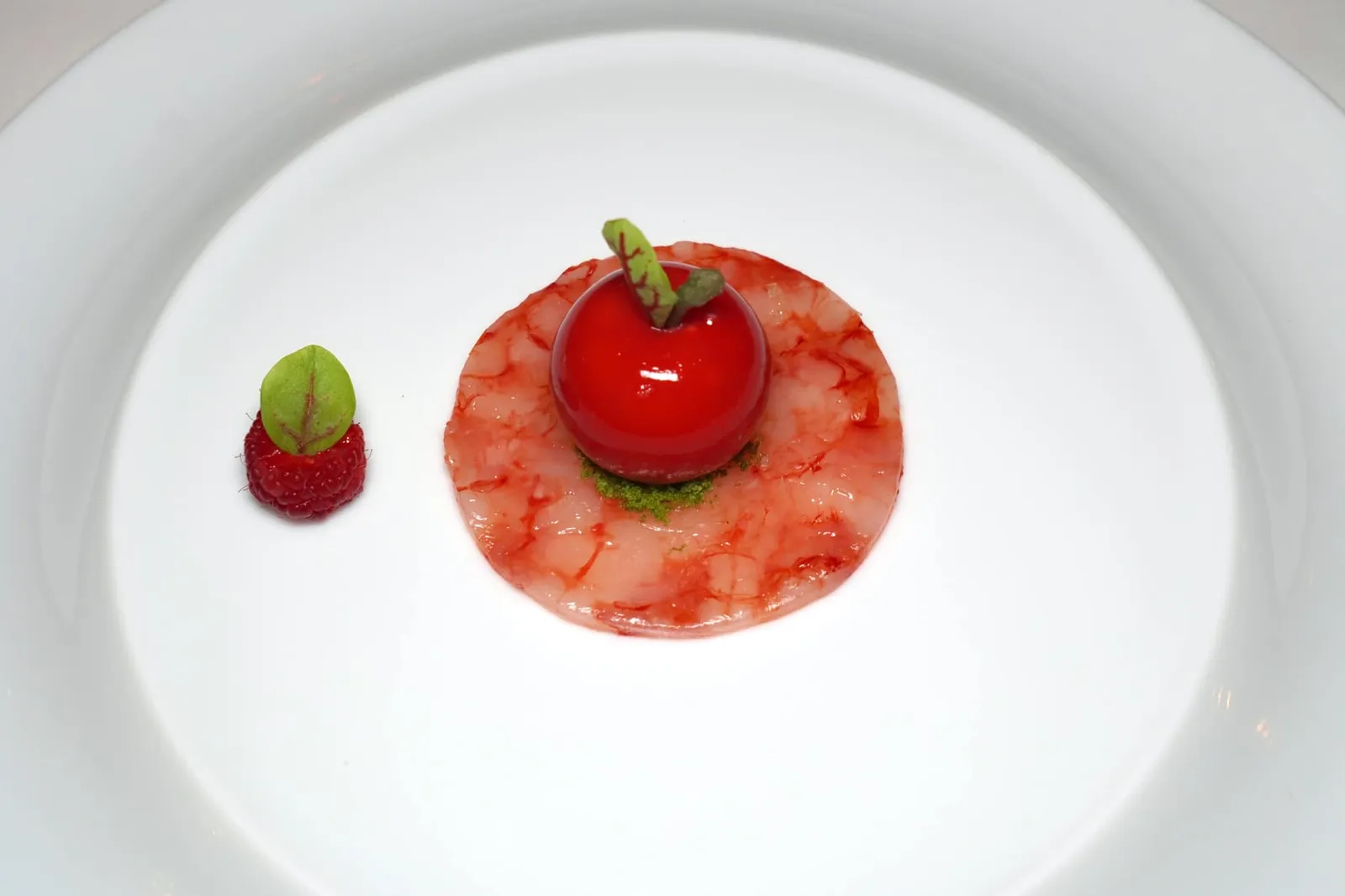 Incipit Red shrimp carpaccio, burrata cheese and raspberry 2016 Gambero Rosso หรือกุ้งแดงดิบเสิร์ฟมาในสไตล์ Carpaccio แบนบาง ด้านบนท็อปด้วย Raspberry Jelly ที่ขึ้นรูปเป็นทรงแอปเปิ้ลเพื่อสื่อถึงผลแอปเปิ้ลของ Adam กับ Eve ภายในสอดไส้ Burrata Cheese คุณภาพสูงให้ความหอม มัน ครีมมี่ผสมผสานกันกับความหวานละมุนของกุ้งแดงได้อย่างไร้ที่ติ ยังมีมิติความกรอบที่ลงตัวของครัมเบิ้ลสมุนไพร ก่อนจบคอร์สเชฟเตรียมผล Raspberry เอาไว้เพื่อมีให้รสเปรี้ยวมาช่วยล้างปากก่อนเข้าคอร์สถัดไปอีกด้วย (17/20)