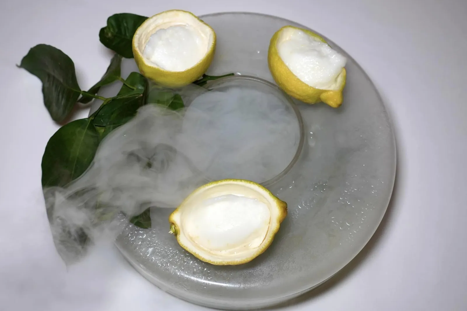 Sorrento lemon Fantastique Lemon, yogurt, almond and lemon balm 2018 ตัวซอร์เบท์ให้รสชาติเปรี้ยวที่กลมกล่อมลงตัวโดยมีความขมตามมาเป็น Aftertaste จบด้วยการที่เชฟเทราด Lemon Essence ลงไปเพื่อให้มีอโรมาฟุ้งกระจายไปทั่วทั้งโต๊ะ (17/20)