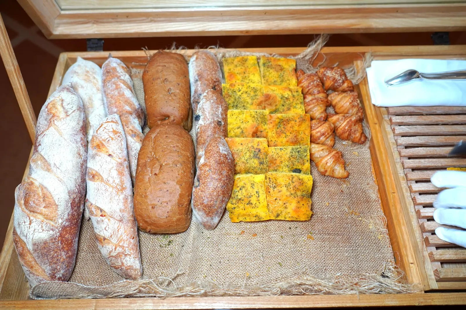 Bread ยังมีขนมปังชุดใหญ่เสิร์ฟมาอีกแต่ชิ้นที่เด็ดคือ Focaccia และ Croissant