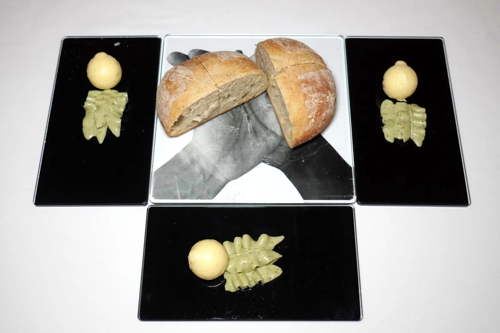 Bread สำหรับขนมปังเชฟเริ่มด้วยขนมปังและเนยที่มีกลิ่นหอมของ Lemon และใบ Thyme