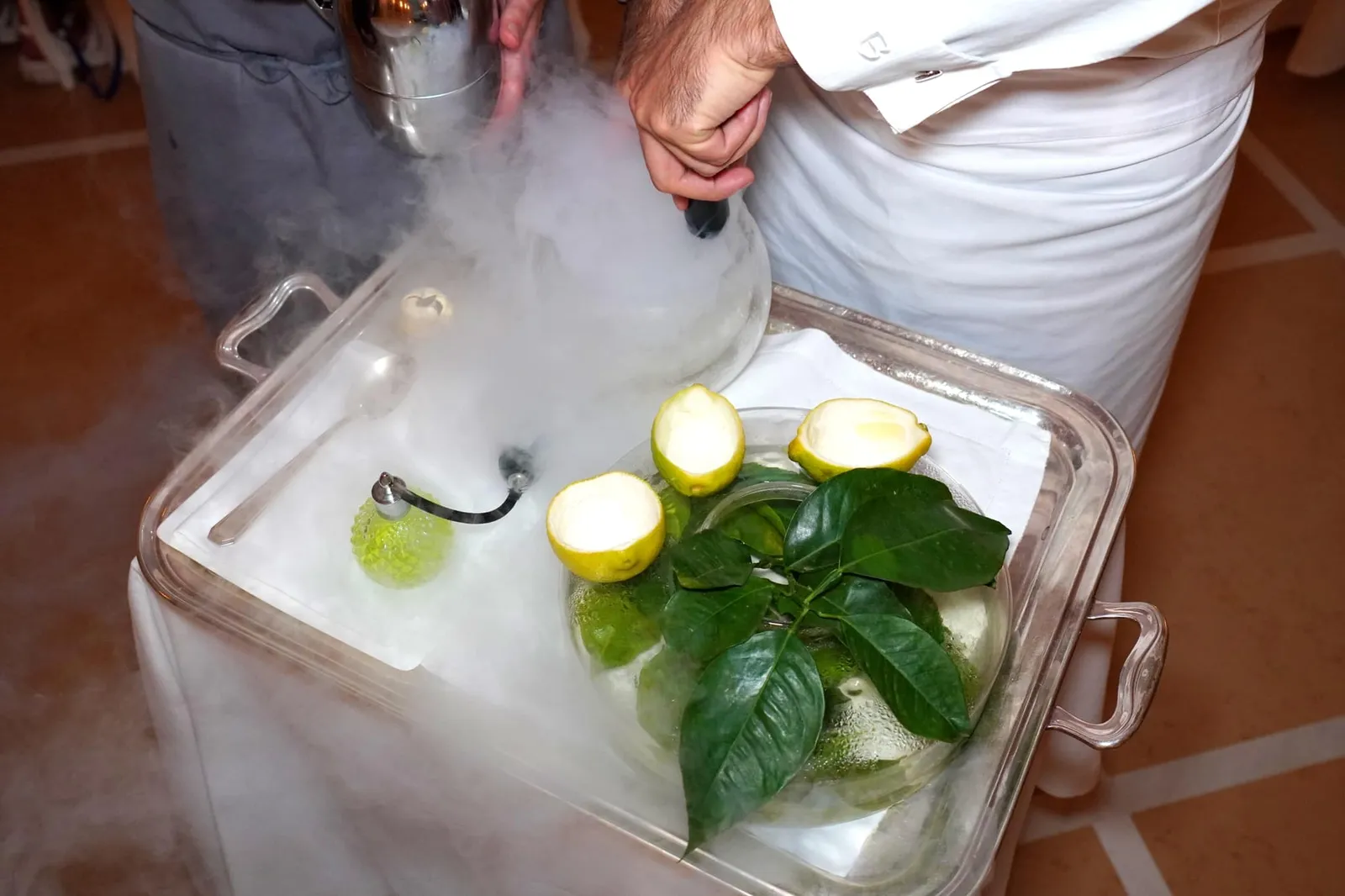 Sorrento lemon Fantastique Lemon, yogurt, almond and lemon balm 2018 จากนั้นเชฟจะมาเตรียมเลมอนซอร์เบท์ให้กับลูกค้าทุก ๆ คนที่ข้างโต๊ะโดยการเทน้ำเลมอนลงไปในไนโตรเจนเหลว (17/20)