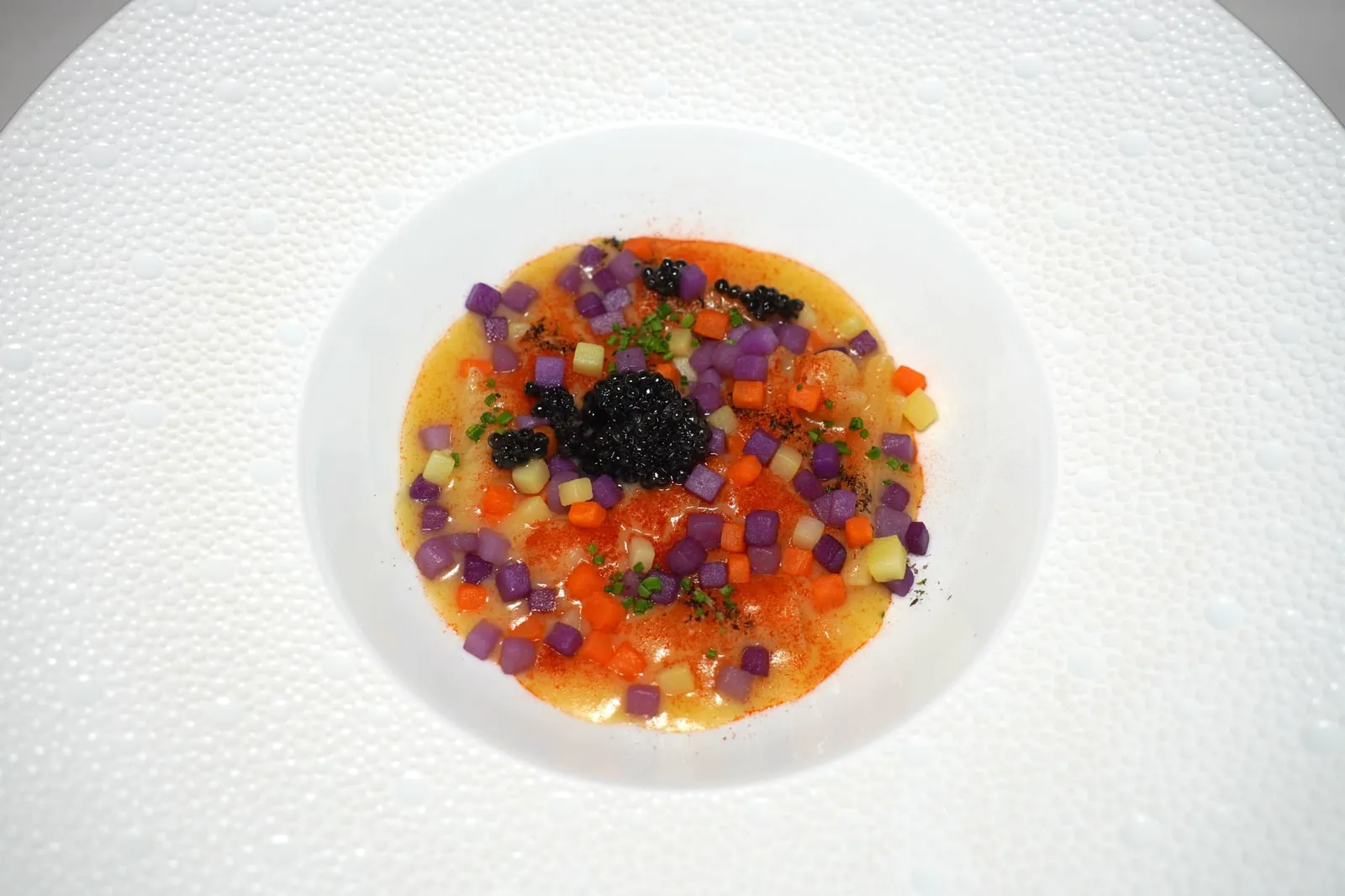 Tribute to Pollock Mixed pasta with smoked potatoes, chives, caviar 2017 เมนูที่ได้รับการรังสรรค์ขึ้นในปี 2017 เพื่อเป็นเกียรติให้แก่ Jackson Pollock ศิลปินผู้โด่งดังและมีความเชี่ยวชาญทางด้าน Drip Tecnique หรือการสะบัดหรือสาดสีลงบนผืนผ้าใบ เชฟ Antonino Montefusco นำเสนอ Dried Pasta จาก Gragnano มาในหลากหลายรูปทรงเพื่อให้เกิดความแตกต่างทางเนื้อสัมผัส ยังมีมันฝรั่งหลายชนิดนำมารมควันและชีส Provolone del Monaco ให้ความหอม มัน ครีมมี่ที่เข้ากันได้ดี องค์ประกอบด้านบนคือ Caviar ช่วยเสริมมิติรสเค็ม, Chive หรือต้นหอมให้กลิ่นเฉพาะตัวและ Tomato Powder ให้ความอุมามิแฝงมาอยู่ลึก ๆ (16/20)
