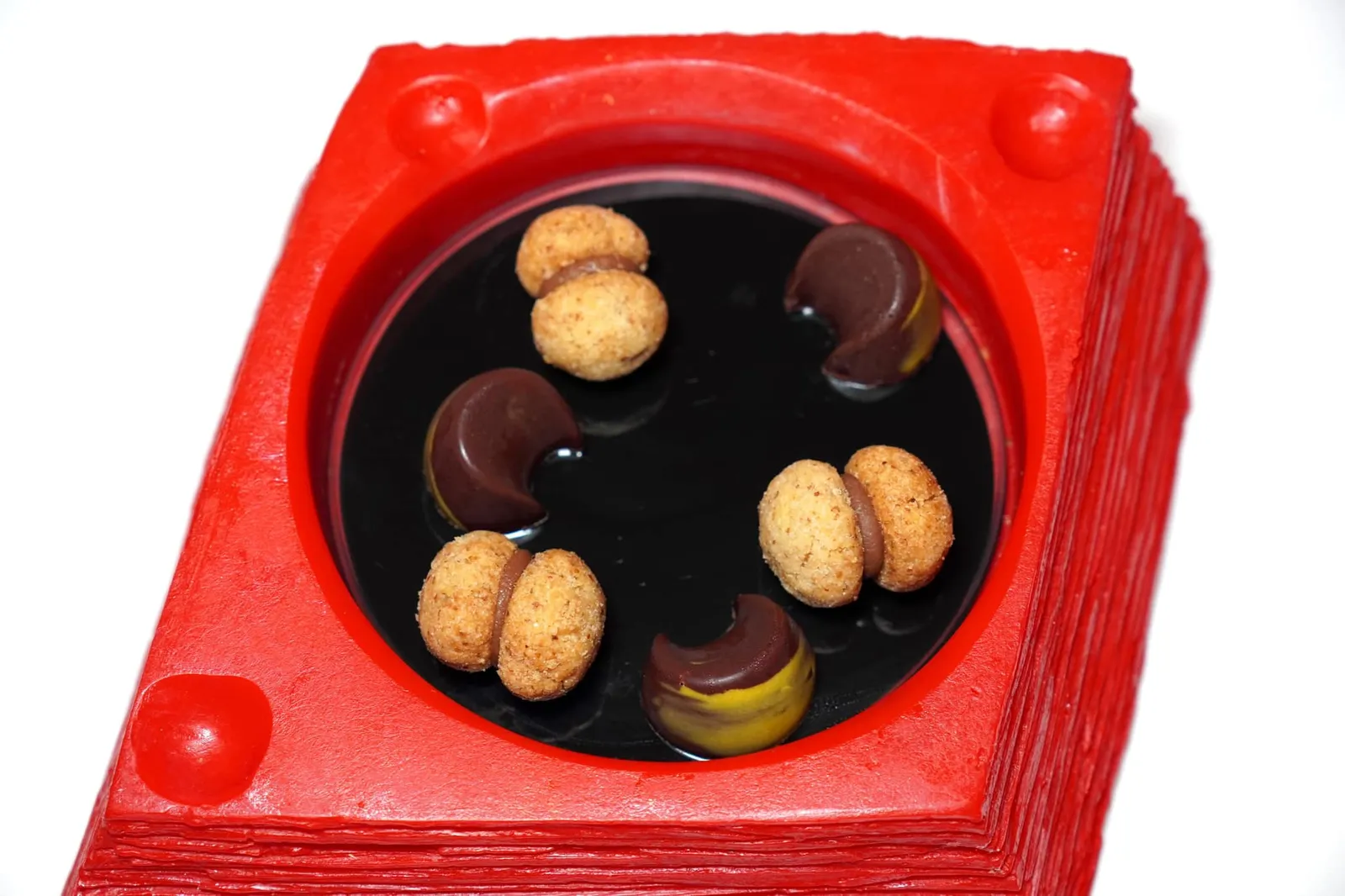 Petits fours ปิดท้ายด้วยขนม Walnut Biscuit และ Chocolate and Passionfruit