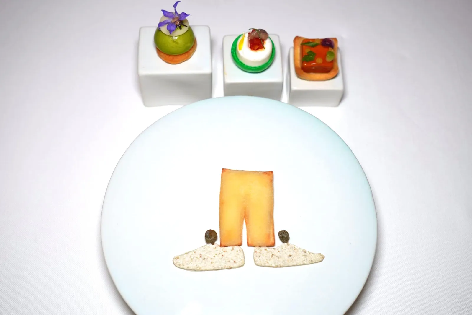 Amuse-bouche พนักงานจะเสิร์ฟมาพร้อมกัน 4 อย่าง