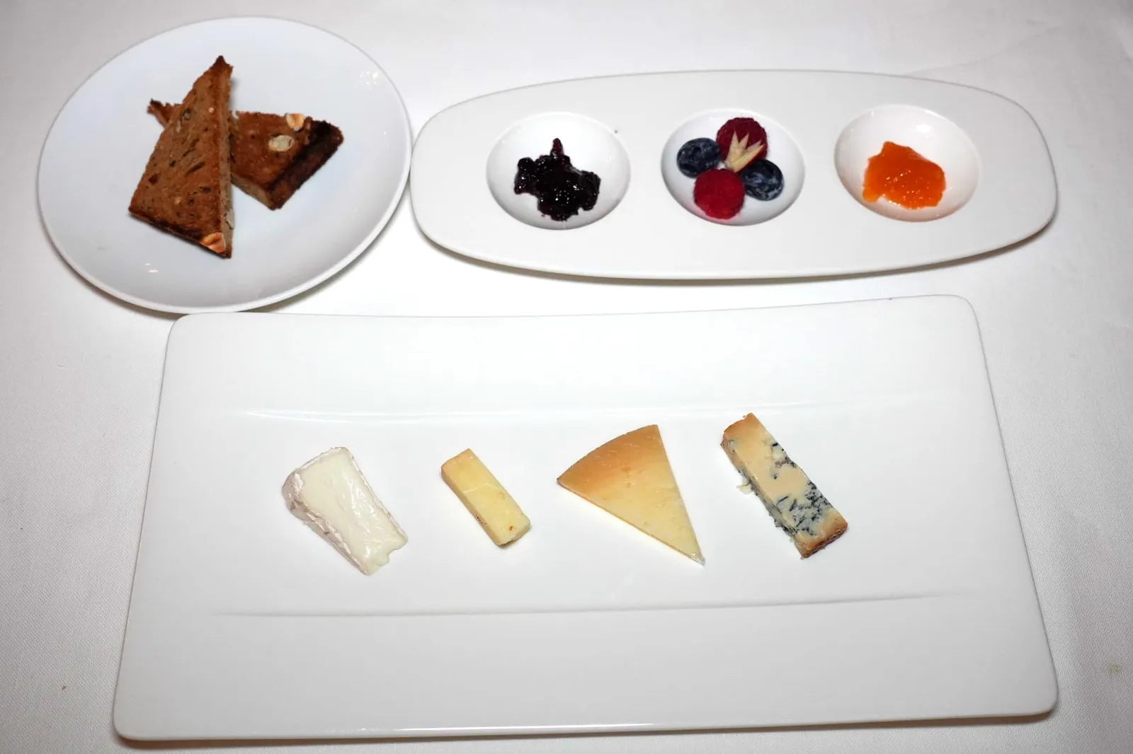 Selection of cheese from ancient Campania refiners (10 € supplement) สำหรับใครที่สนใจคอร์สชีสสามารถเพิ่มเงินอีกเพียง 10 € เพื่อลิ้มลองชีสท้องถิ่นคุณภาพสูงของภูมิภาค Campania เรียงจากซ้ายไปขวาตามอายุการบ่มน้อยไปมากคือ Fromagela di Bufala ซึ่งเป็นชีสนมควาย 100 % ถัดมาคือ Pecorino ซึ่งเป็นชีสนมแกะ ต่อด้วย Caprino ซึ่งเป็นชีสนมแพะและ Blue di Jersy ซึ่งเป็นบลูชีสที่ได้มาจากนมวัวสายพันธุ์ Jersey ให้รสชาติและกลิ่นเข้มข้นที่สุดในถาดนี้ พนักงานแนะนำให้รับประทานคู่กับ Apricot, Fresh Berries และ Cherries Jam นั่นเอง