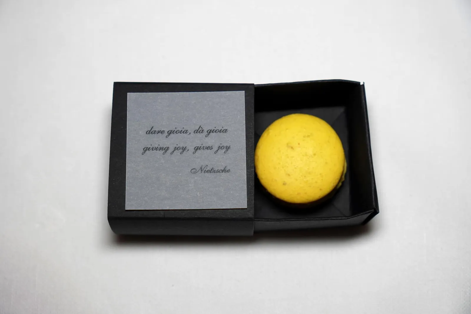 นอกจากนี้ยังมีขนม Macaron ติดไม้ติดมือกลับบ้านไปด้วย