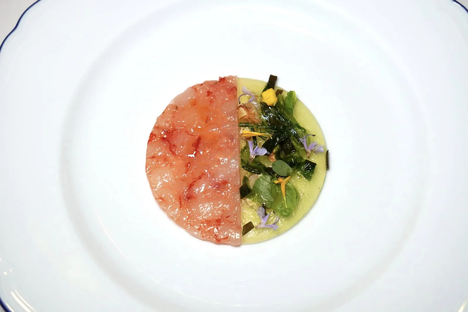 Red and white prawns, apple gel, seaweed and flowers ฝั่งขวามือเป็นเจลแอปเปิ้ลเขียวให้รสเปรี้ยวที่พอเหมาะมาช่วยดึงรสหวานโดยธรรมชาติของกุ้งให้เด่นชัดมากยิ่งขึ้น ด้านบนท็อปด้วยดอกไม้และสาหร่ายช่วยเพิ่มอโรมาและกลิ่นอายของทะเลได้อย่างน่าพึงพอใจ (17/20)