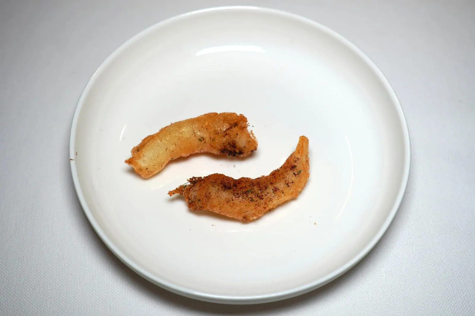 Roasted squid served with own mediterranean scented brew เมนู Signature Dish ที่อยู่เคียงข้างกับห้องอาหาร Pascucci al Porticciolo มานานคือปลาหมึกชุบแป้งทอดเสิร์ฟมาในสไตล์ Tempura โดยถึงแม้มอวจากภายนอกจะแลดูคล้ายจาน Amuse-bouche แต่ชิ้นหมึกและตัวแป้งกลับมีเนื้อสัมผัสที่นุ่มและละมุนกว่านั่นเอง (15/20)