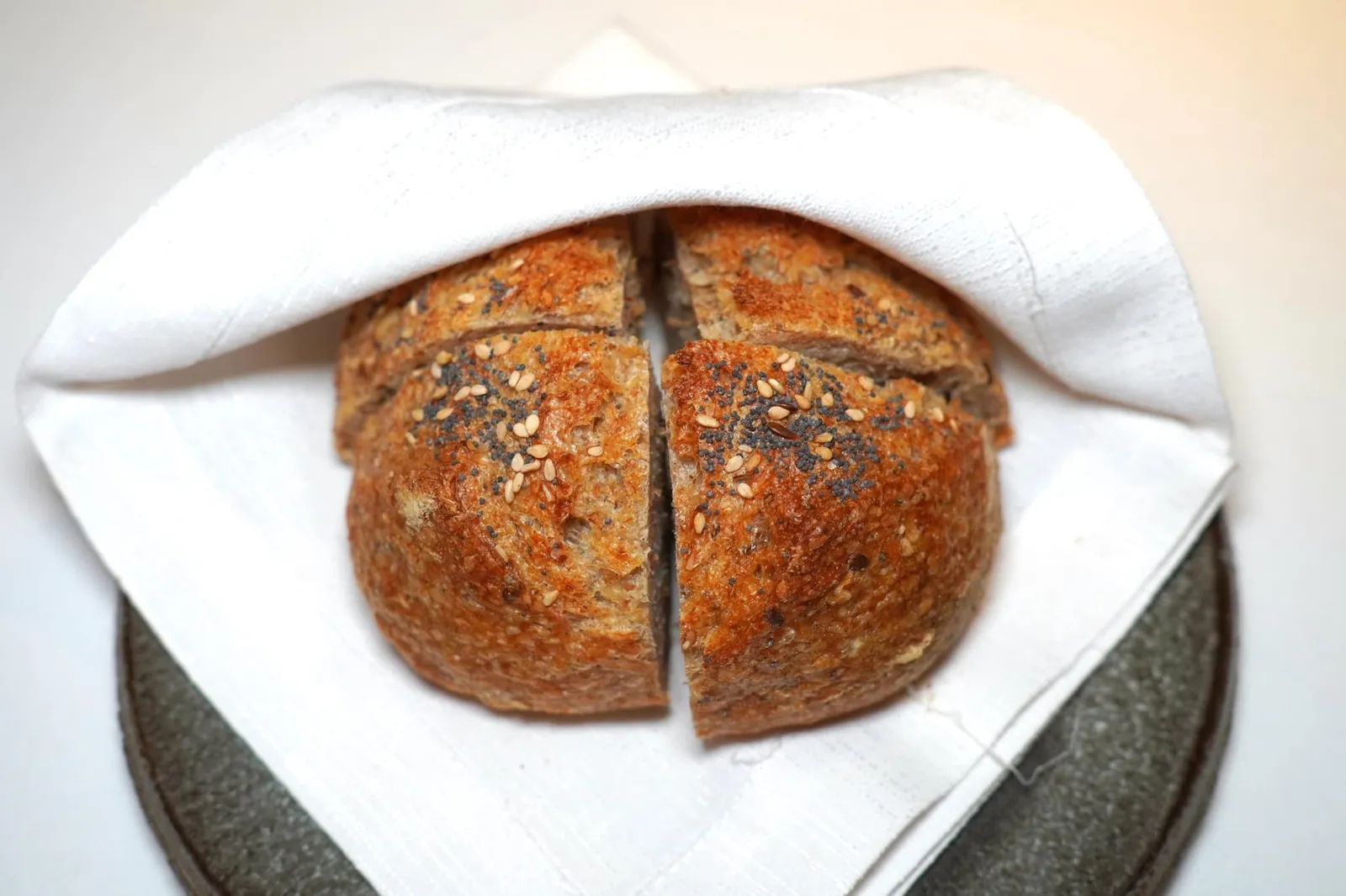 Bread ยังมีขนมปังอีก 1 ก้อนที่เชฟได้มาจากร้านชื่อดังอย่าง Bonchi เจ้าของเดียวกันกับ Bonzi Pizzarium ในนคร Varitan
