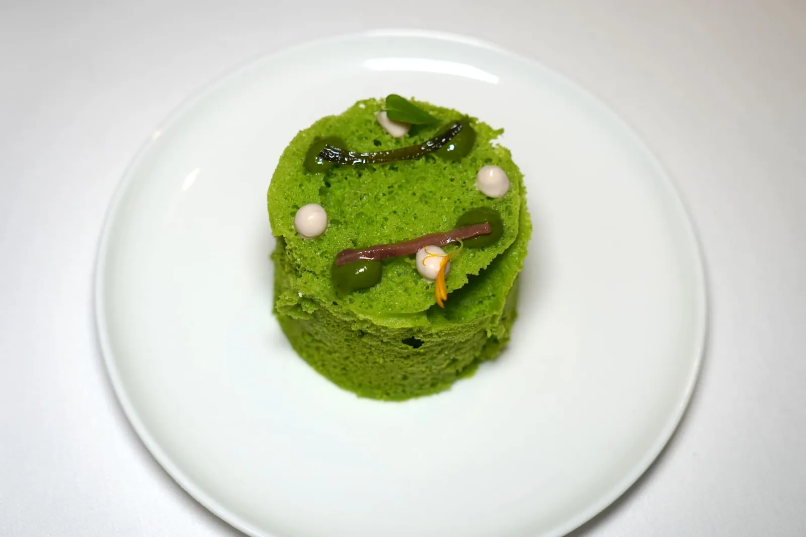Mare (Sponge of green herbs with anchovy mayonnaise) วิธีรับประทานให้ใช้เค้กปาดลงที่ผงสีเขียวเพื่อให้ได้กลิ่นอายของดอกไม้และทะเลราวกับได้ไปนั่งอยู่บริเวณริมชายหาด (14/20)