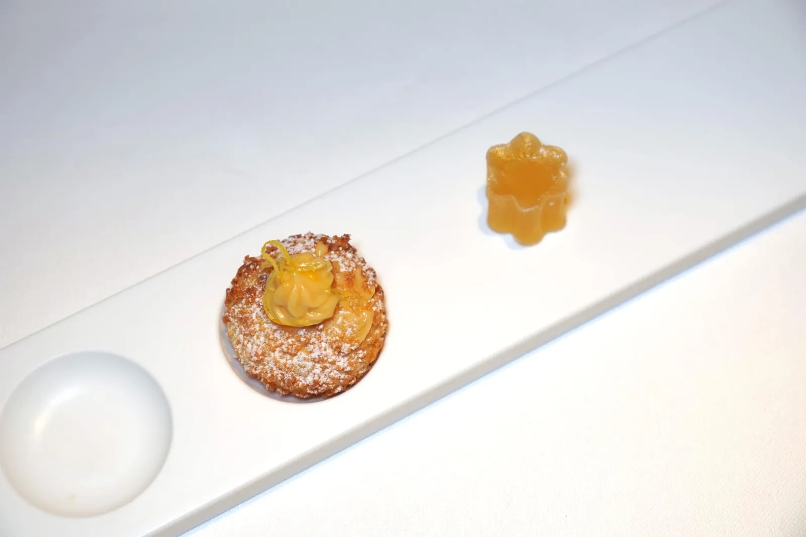 Petits fours ปิดท้ายด้วย Bonbon ด้านในสอดไส้ด้วย Pastisserie Cream ด้านบนท็อปด้วยผิวเลมอนและถั่วอัลมอนด์ ขิ้นข้าง ๆ กันคือ Ginger jelly หนึบ ๆ มีกลิ่นของขิงเบา ๆ