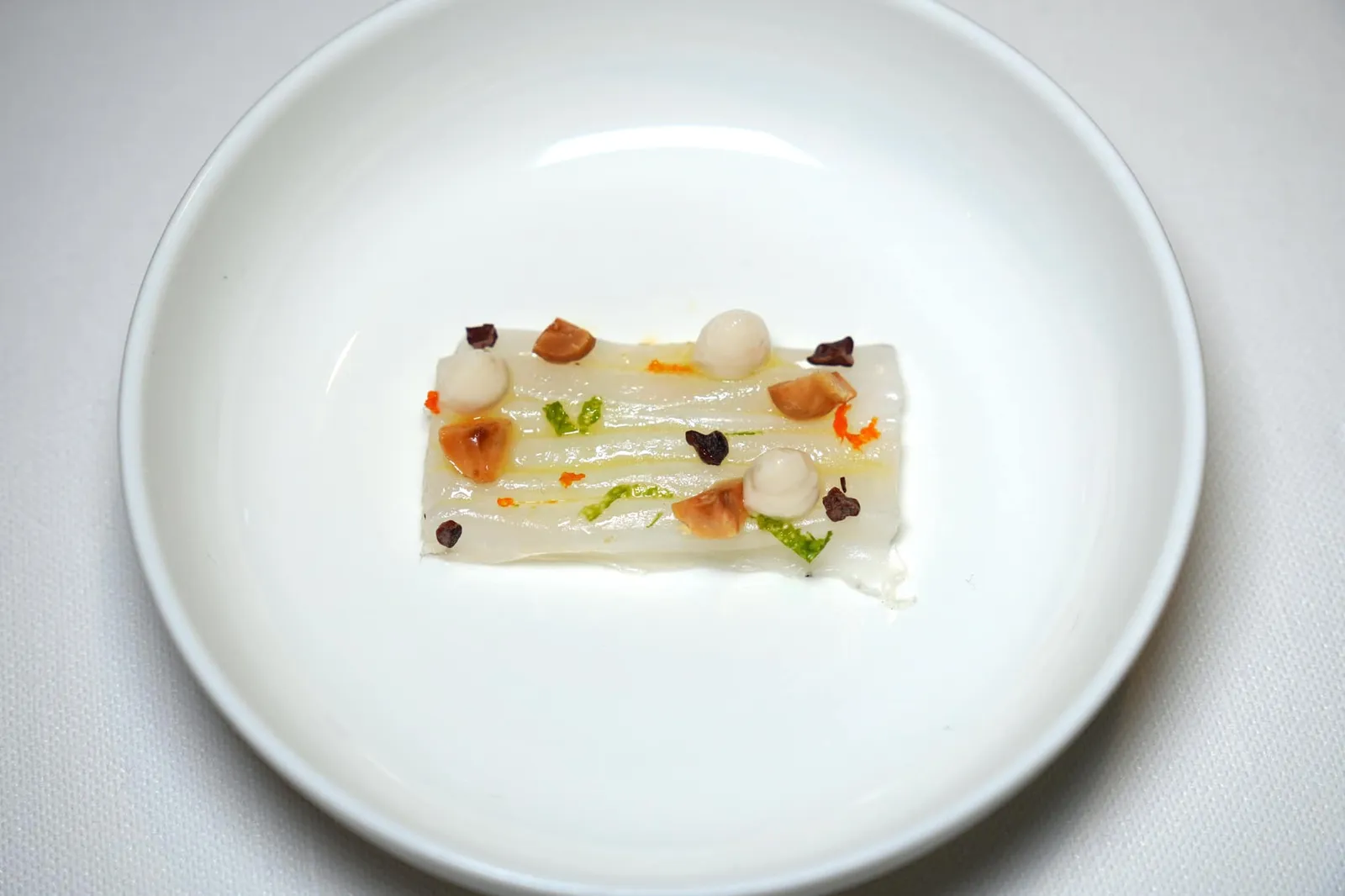 Red and white prawns, apple gel, seaweed and flowers องค์ประกอบสุดท้ายคือ Squid หรือหมึกกล้วยที่เสิร์ฟมาให้มีลักษณะคล้าย Nougat ด้านล่างคือหมึกกล้วยแล่เป็นชิ้นสี่เหลี่ยมนุ่มหนึบท็อปด้านบนด้วยถั่วเคี้ยวกรอบช่ววเพิ่มมิติทางเนื้อสัมผัสได้อย่างลงตัว (17/20)