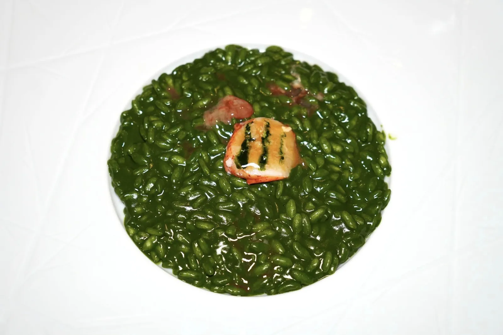Rice (S.Massimo Carnaroli) with green herbs, shellfish and plankton เชฟเลือกใช้ข้าว Carnaroli แบรนด์ Riserva San Massimo ซึ่งได้รับการยกย่องให้เป็นหนึ่งในยี่ห้อข้าวรีซอตโต้ที่ดีที่สุดในโลกเสิร์ฟมาโดยมีอโรมาเฉพาะตัวของแพลงก์ตอนทะเล ส่วนสีเขียวในซอสได้มาจาก Camone Tomato หรือมะเขือเทศท้องถิ่น เขฟบาลานซ์กลิ่นอายของทะเลและความเขียวที่ได้จากแพลงก์ตอนกับรสชาติเปรี้ยวออกมาได้อย่างไร้ที่ติโดยมีล็อบสเตอร์ที่ให้เนื้อสัมผัสค่อนข้างเฟิร์มท็อปอยู่ด้านบน (16/20)