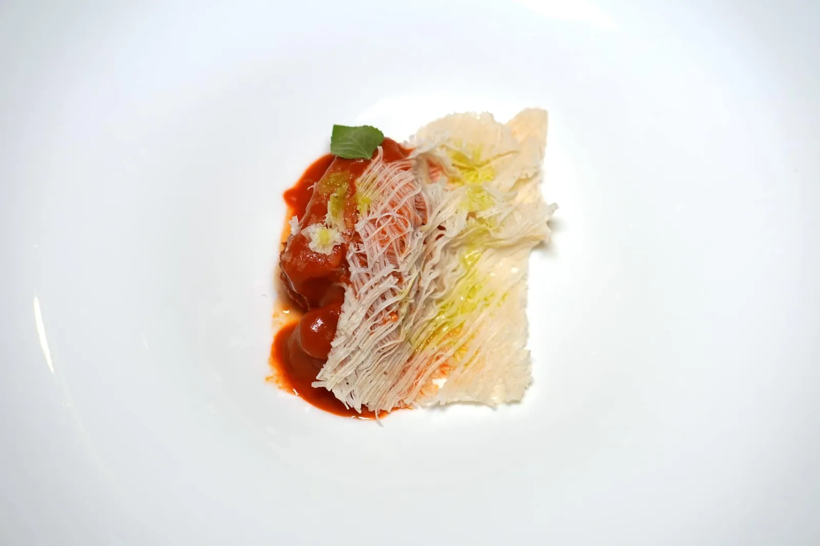 Red tuna with tomato sauce, pecorino, su filindeu เนื้อปลา Tuna นุ่ม ๆ จับคู่กับความเปรี้ยวอุมามิของซอสมะเขือเทศคุณภาพสูงเข้ากันได้ดีอย่างไม่น่าเชื่อ ยังมีรสชาติเค็มของชีส Pecorino และความหอมของใบ Basil อีกหนึ่งไฮไลท์ของจานคือ Su Filindeu พาสต้าโฮมเมดหาชิมยากที่มีต้นกำเนิดมาจากภูมิภาค Sardinia มีลักษณะเป็นเส้นเรียวบางคล้ายตาข่ายช่วยเพิ่มมิติทางเนื้อสัมผัสให้กับปลา Tuna ให้มีความคล้ายกับเนื้อวัวได้อย่างน่าตกใจ (16/20)